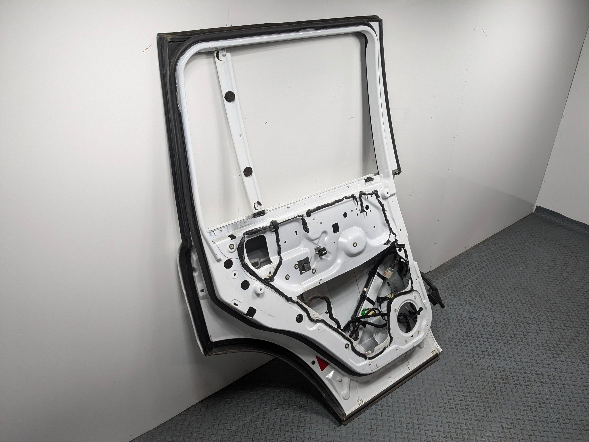 2010 - 2012 LAND ROVER RANGE ROVER OEM DOOR SHELL PANEL WHITE REAR LEFT SIDE