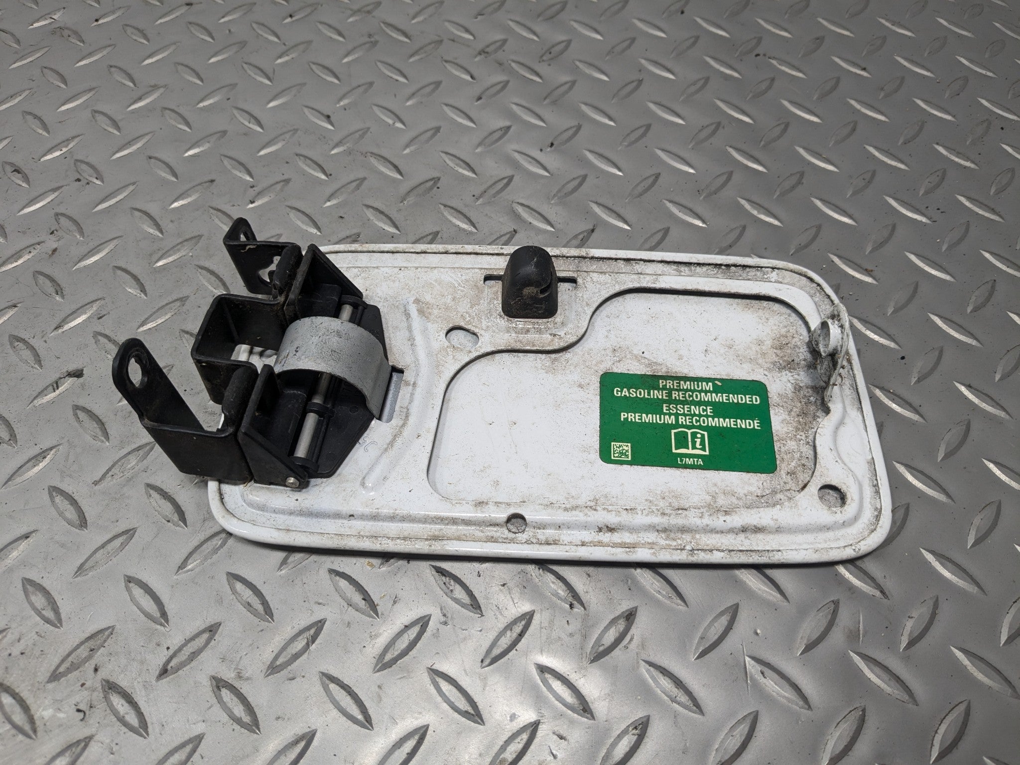 2010 - 2012 LAND ROVER RANGE ROVER OEM FUEL TANK DOOR LID COVER WHITE