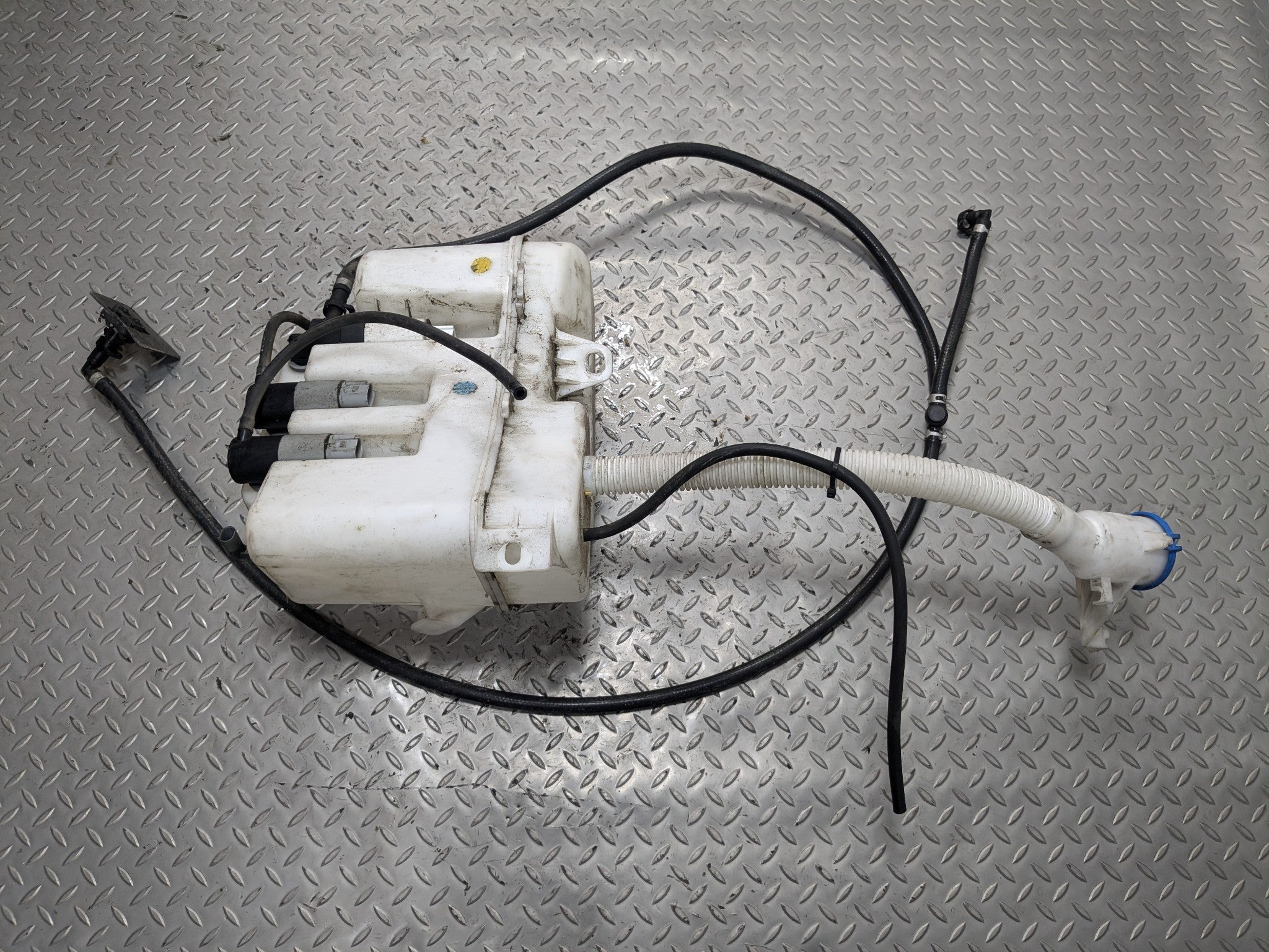 10 - 12 LAND ROVER RANGE ROVER OEM WASHER FLUID RESERVOIR BOTTLE TANK WITH PUMPS