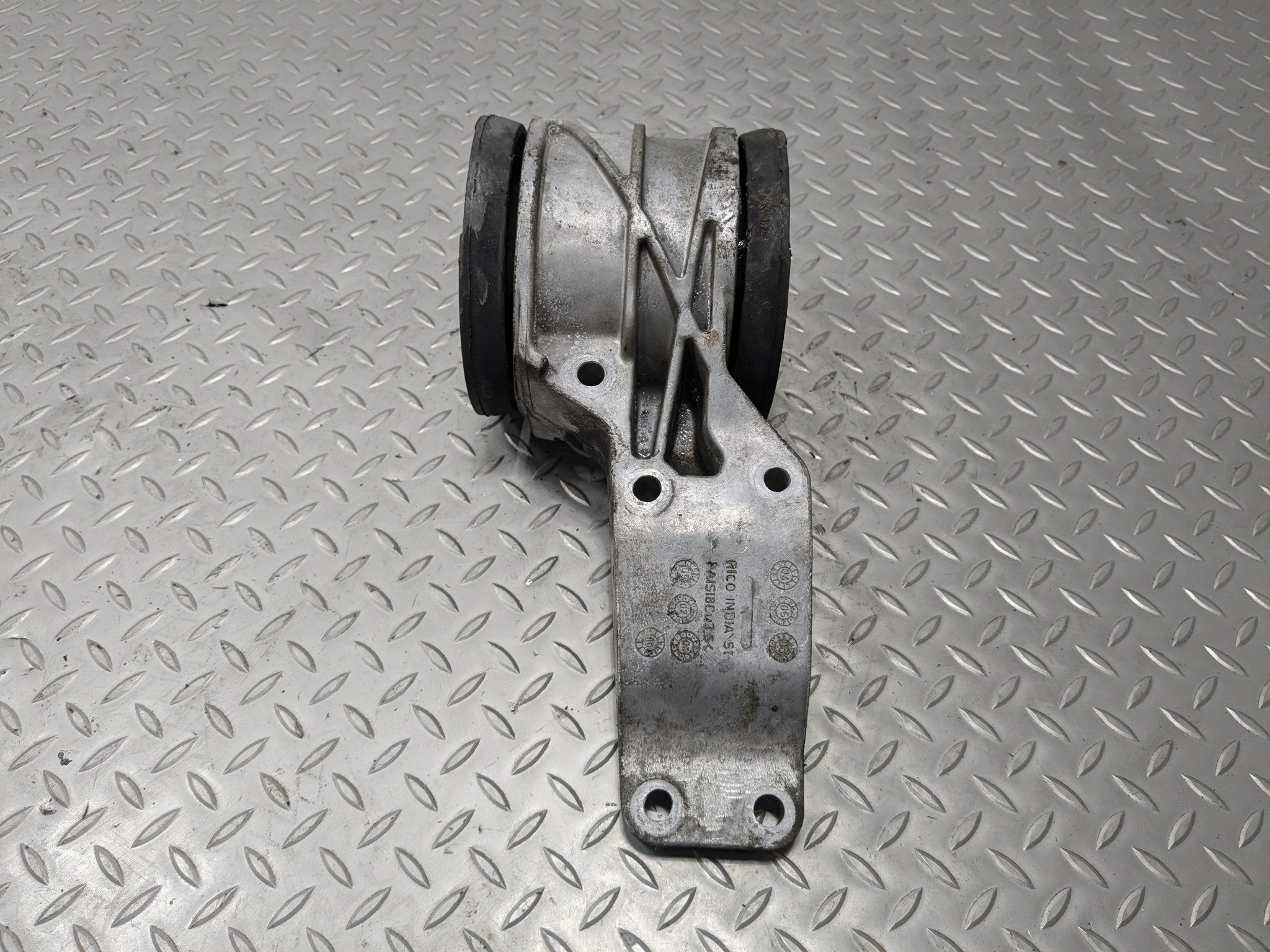 2010 - 2012 LAND ROVER RANGE ROVER OEM TRANSMISSION TRANSFER CASE MOUNT ASSEMBLY