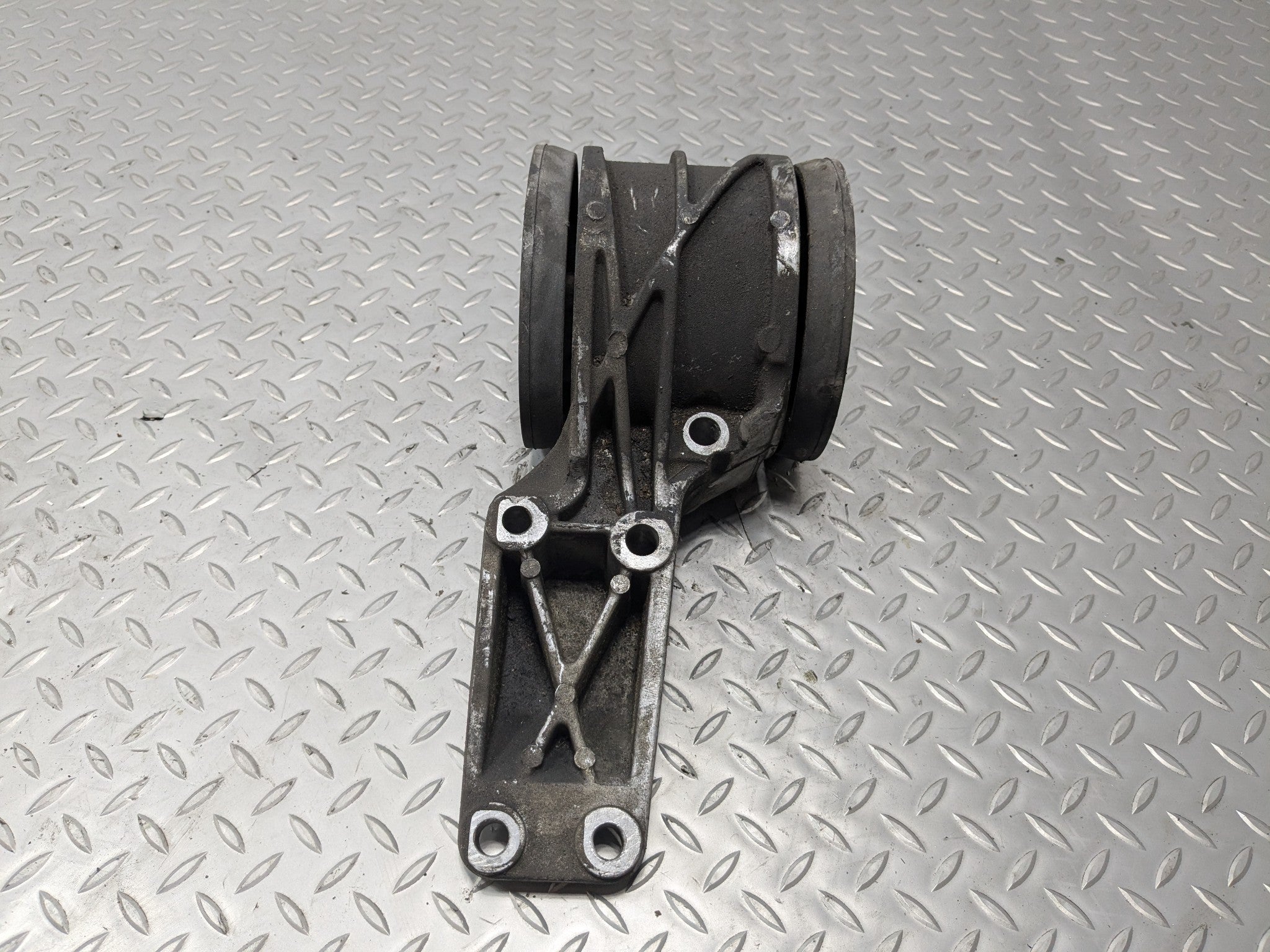 2010 - 2012 LAND ROVER RANGE ROVER OEM TRANSMISSION TRANSFER CASE MOUNT ASSEMBLY