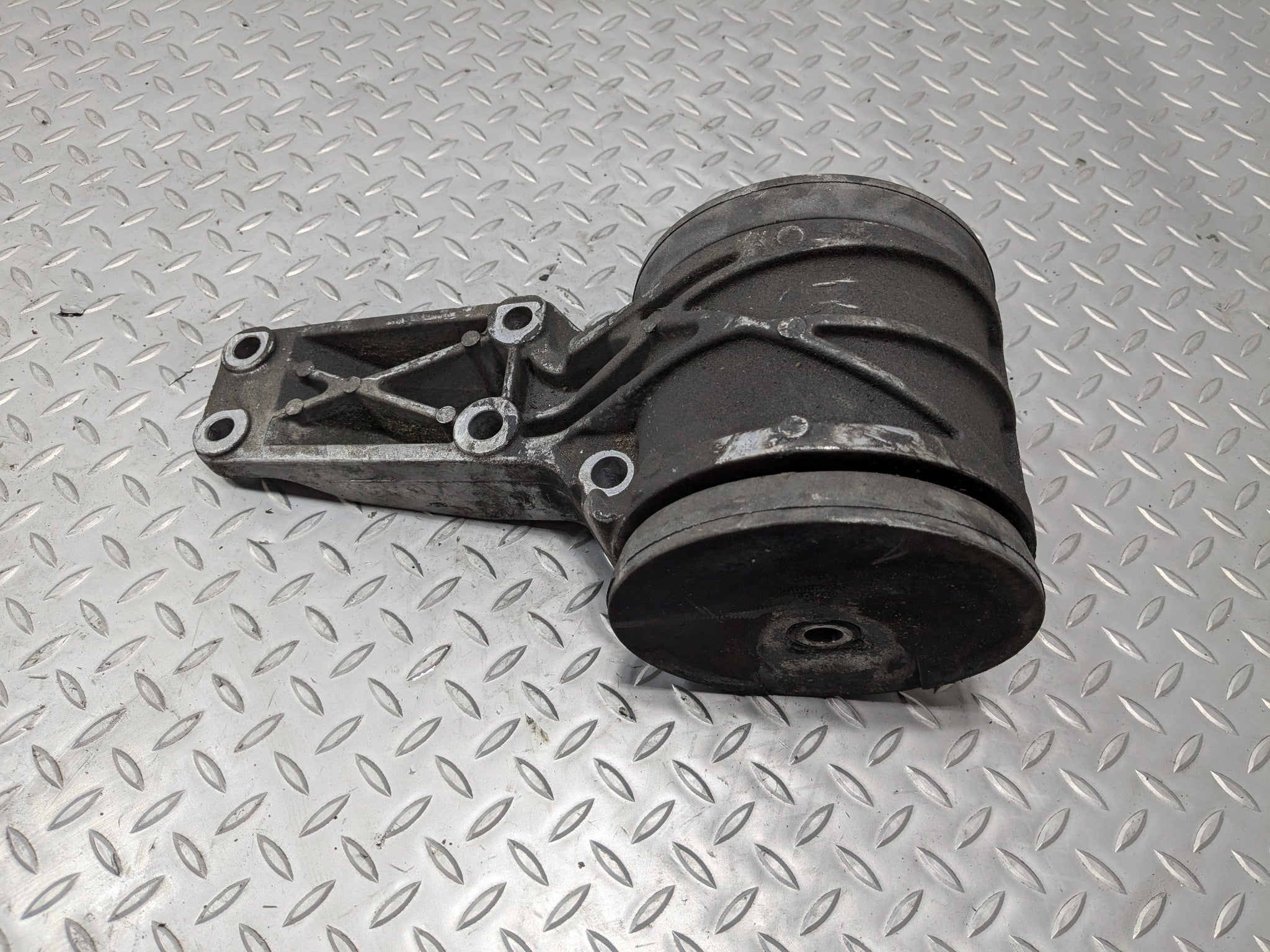 2010 - 2012 LAND ROVER RANGE ROVER OEM TRANSMISSION TRANSFER CASE MOUNT ASSEMBLY