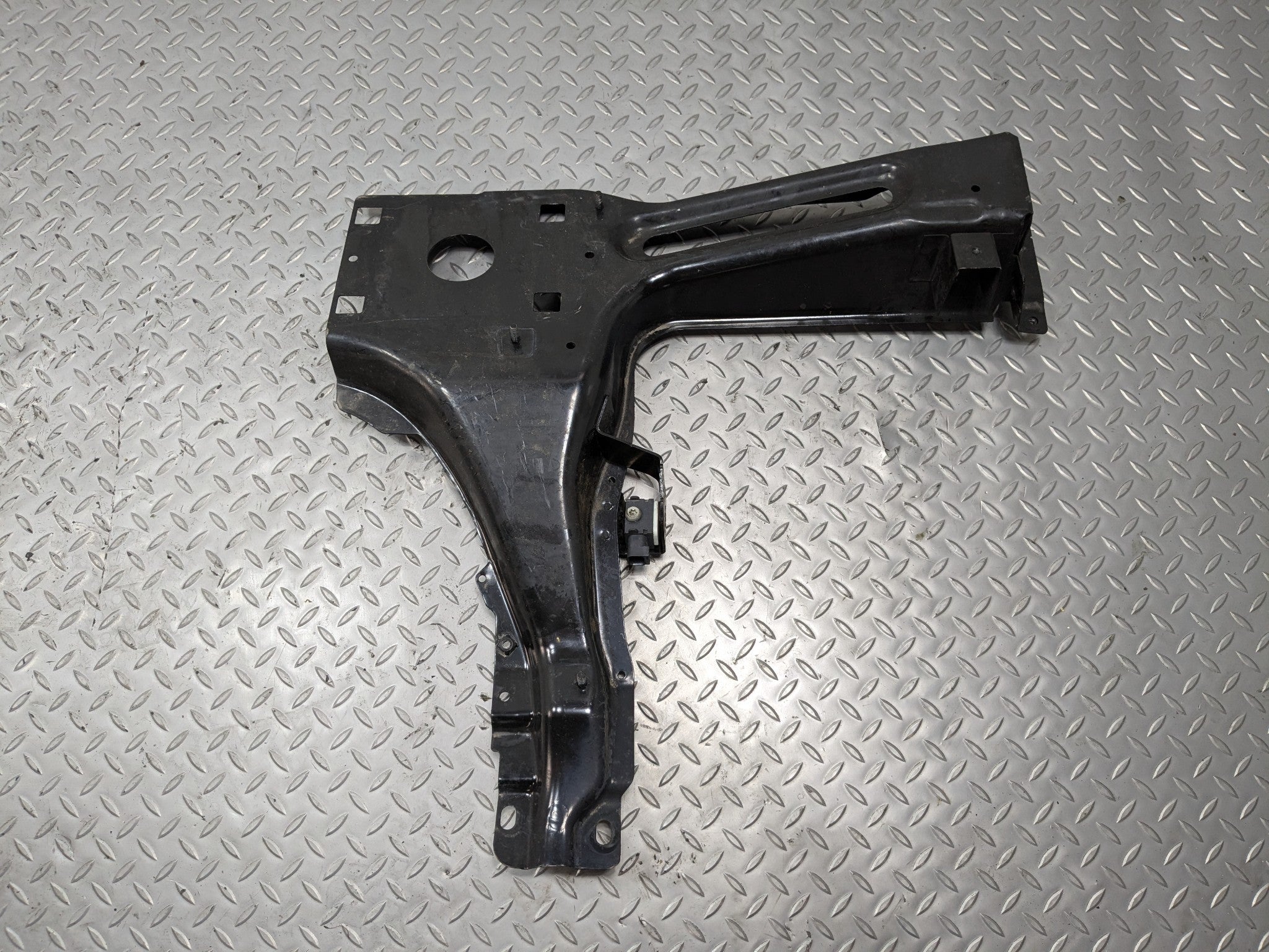 10 - 12 LAND ROVER RANGE ROVER OEM RADIATOR SUPPORT HEADLAMP BRACKET LEFT SIDE