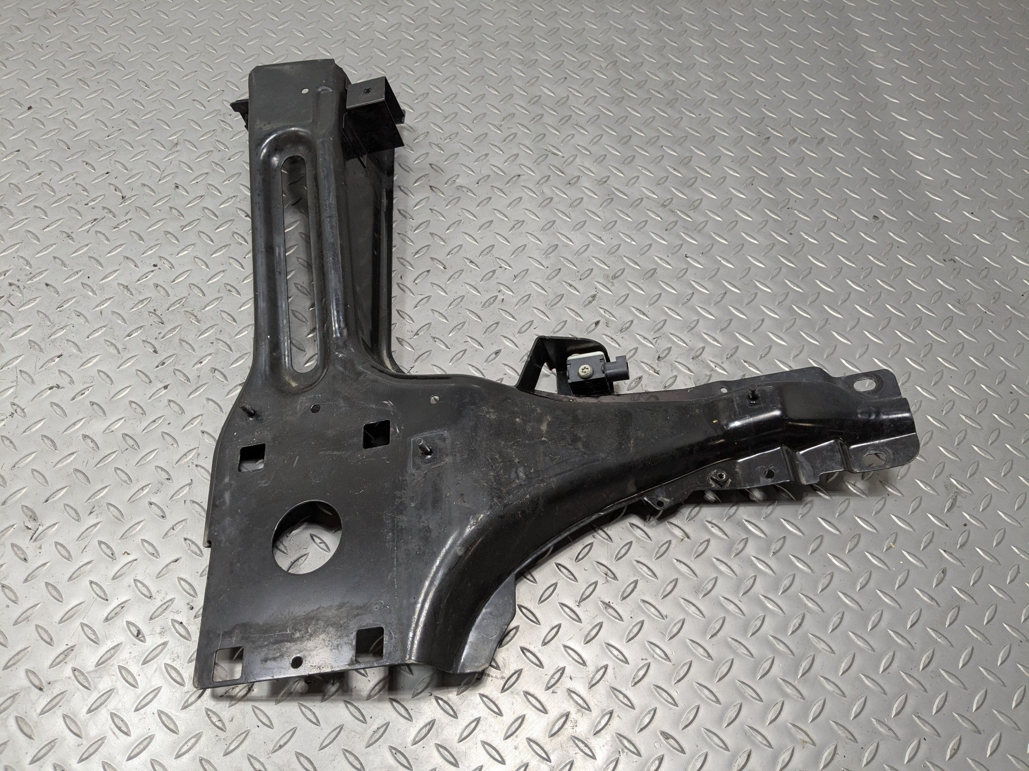 10 - 12 LAND ROVER RANGE ROVER OEM RADIATOR SUPPORT HEADLAMP BRACKET LEFT SIDE