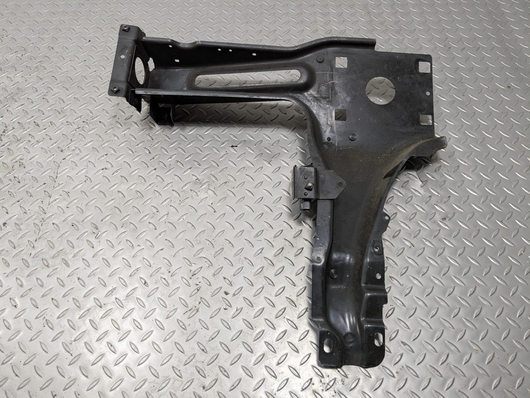 10 - 12 LAND ROVER RANGE ROVER OEM RADIATOR SUPPORT HEADLAMP BRACKET LEFT SIDE