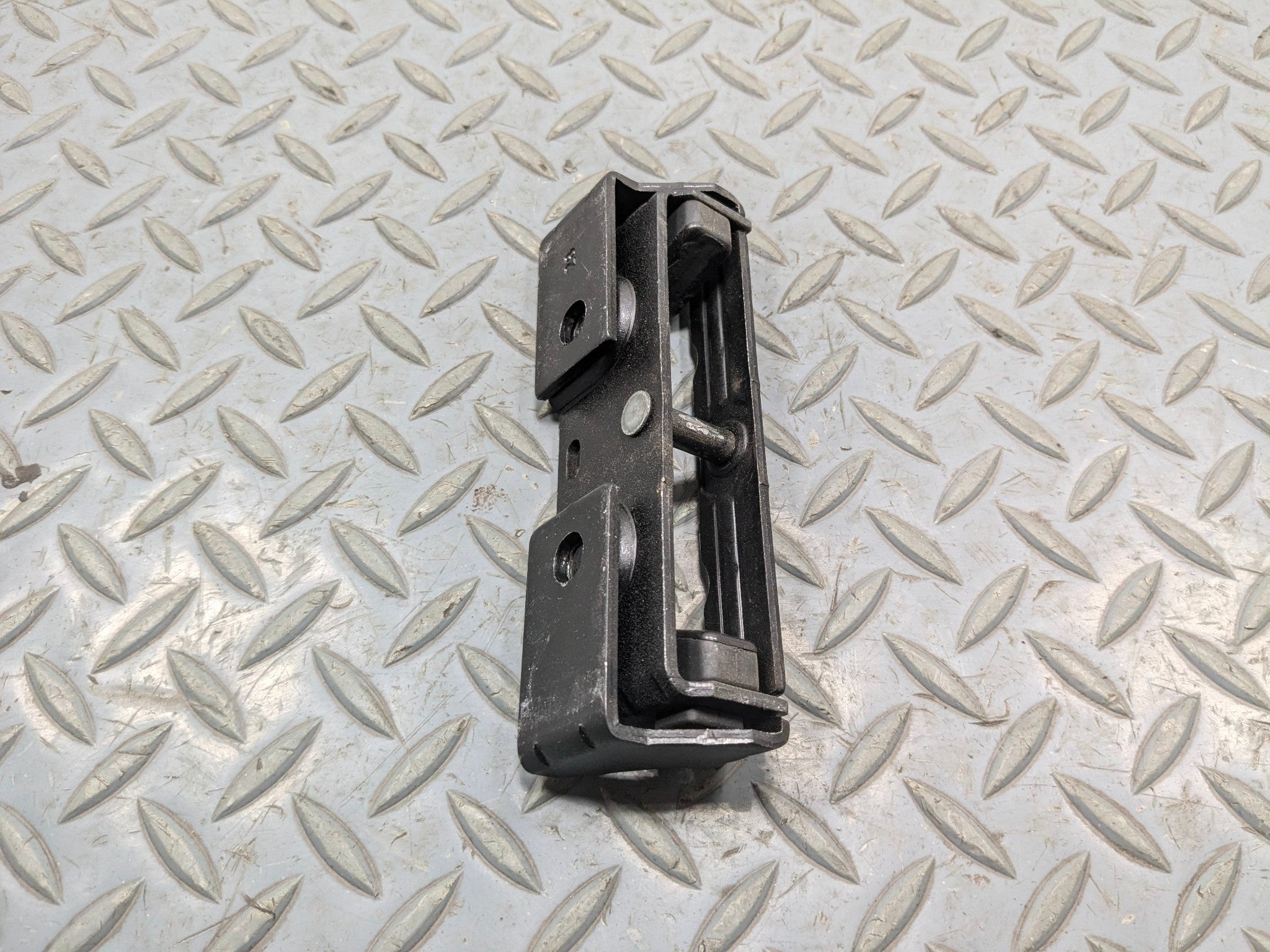 2010 - 2012 LAND ROVER RANGE ROVER OEM TRUNK LIFTGATE LID STRIKER LOCK LATCH