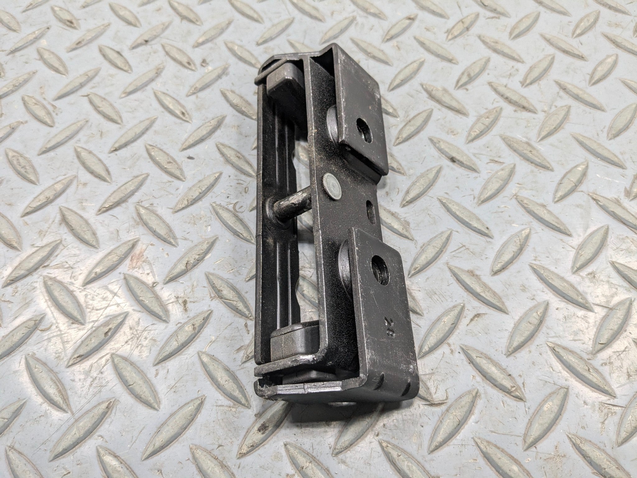 2010 - 2012 LAND ROVER RANGE ROVER OEM TRUNK LIFTGATE LID STRIKER LOCK LATCH