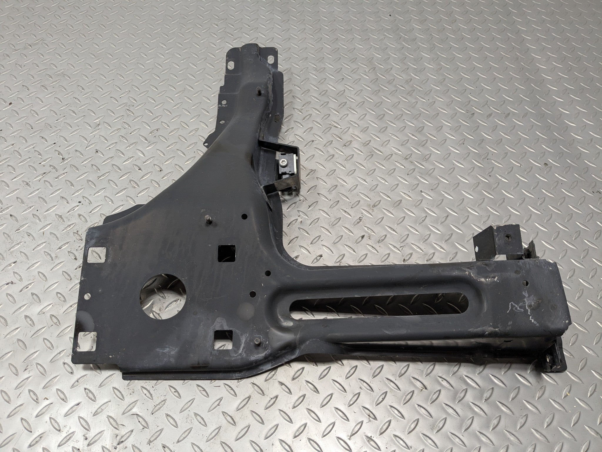 10 - 12 LAND ROVER RANGE ROVER OEM RADIATOR SUPPORT HEADLAMP BRACKET RIGHT SIDE