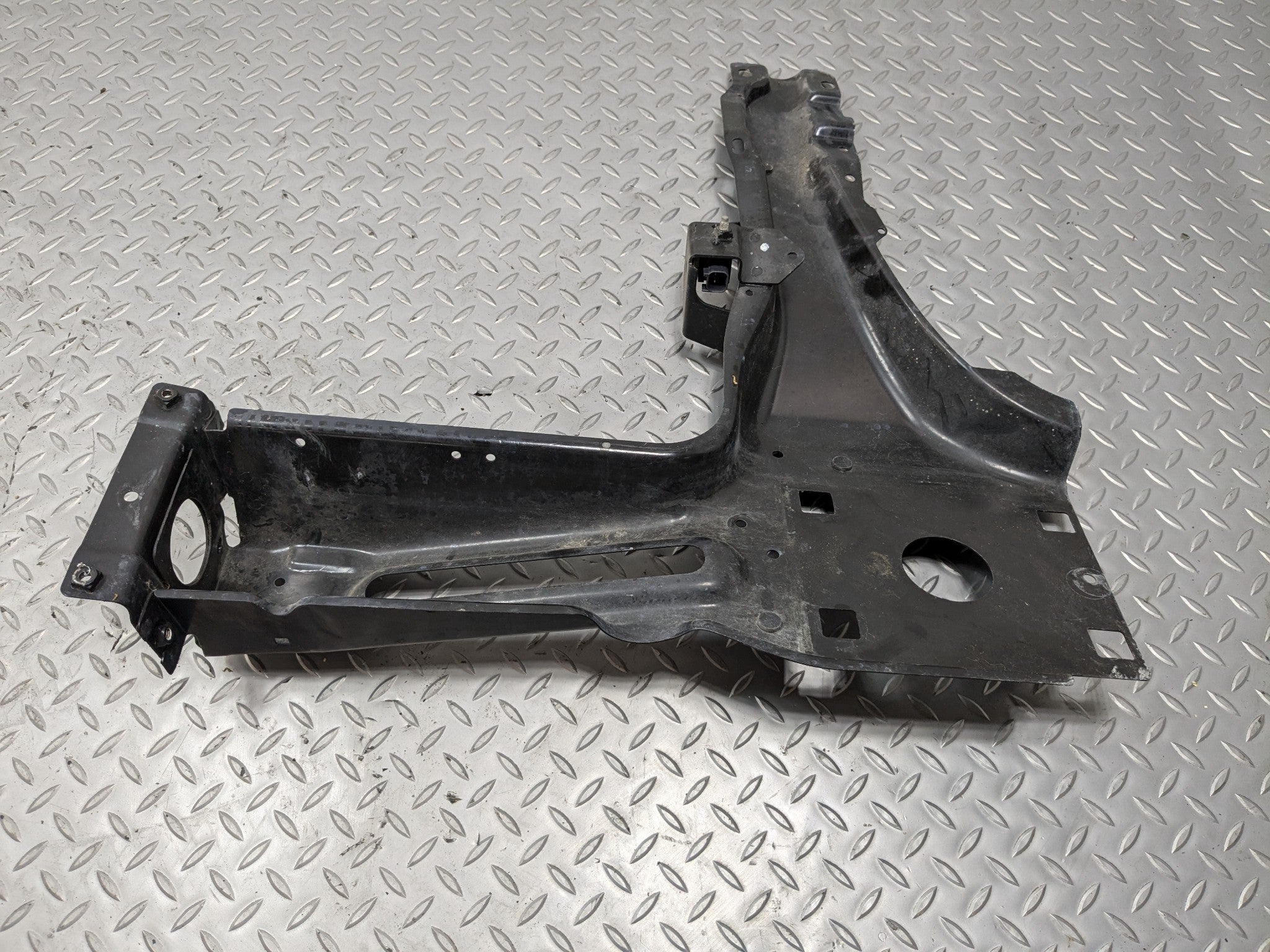 10 - 12 LAND ROVER RANGE ROVER OEM RADIATOR SUPPORT HEADLAMP BRACKET RIGHT SIDE