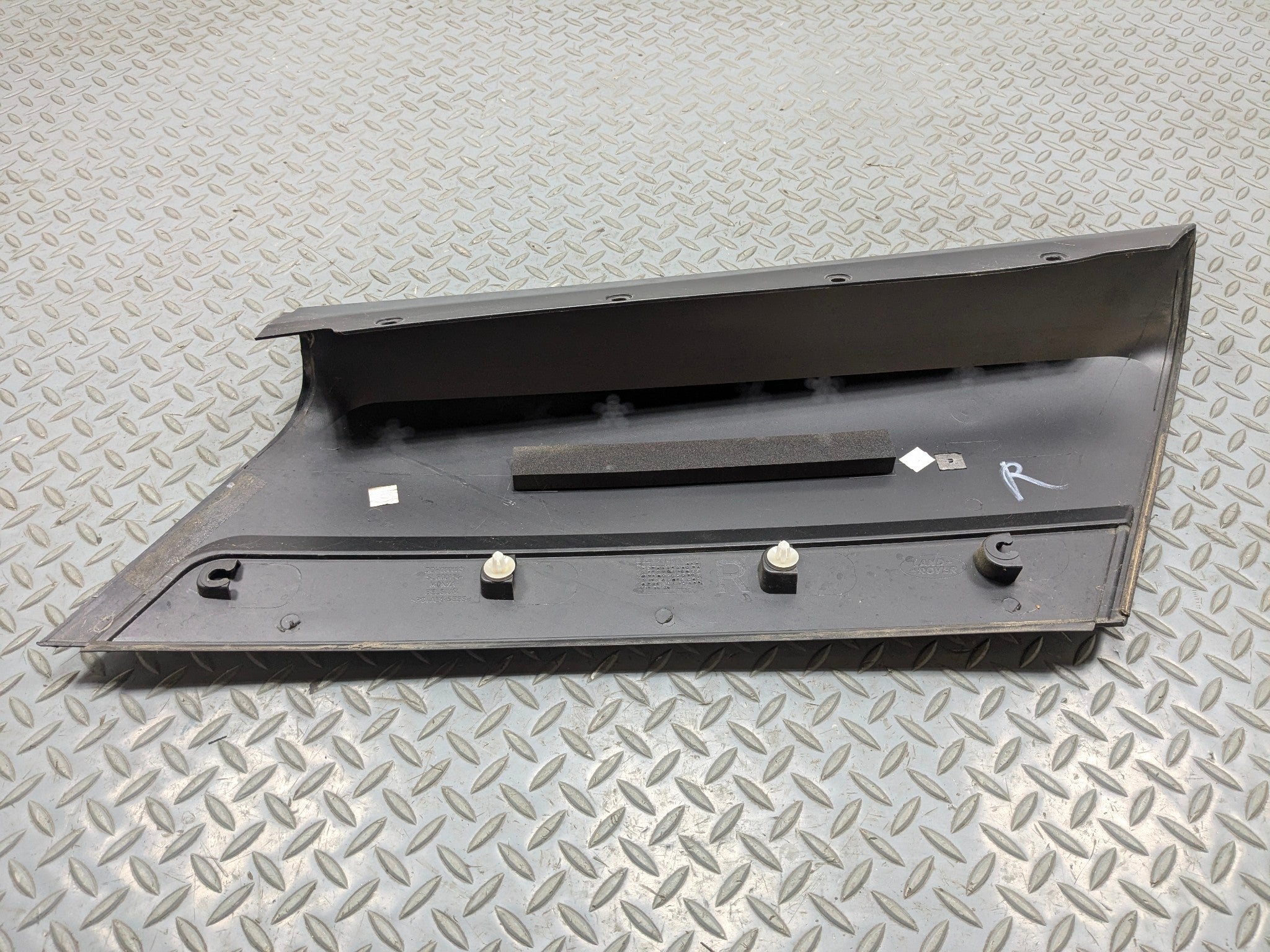 10 - 12 LAND ROVER RANGE ROVER OEM QUARTER D-PILLAR MOLDING EXTERIOR REAR RIGHT