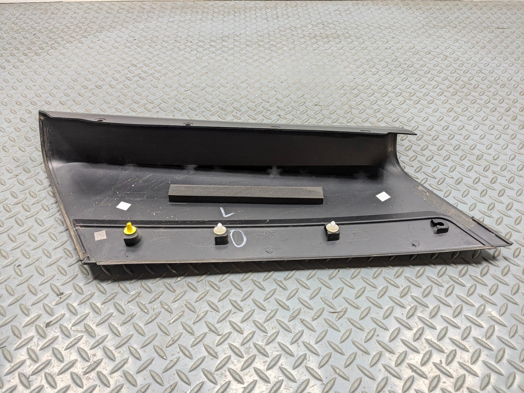 10 - 12 LAND ROVER RANGE ROVER OEM QUARTER D-PILLAR MOLDING EXTERIOR REAR LEFT