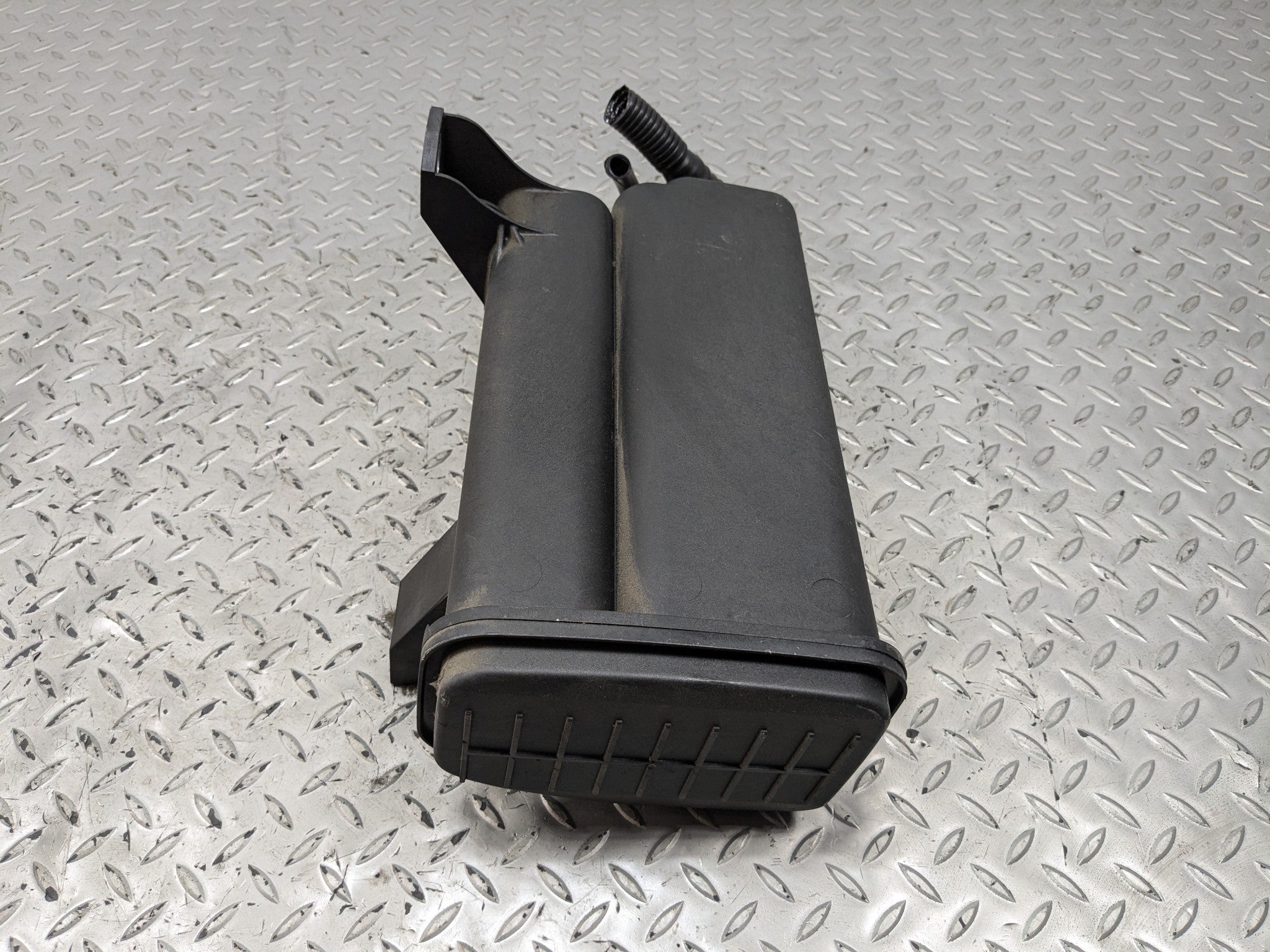 2010 - 2012 LAND ROVER RANGE ROVER OEM FUEL VAPOR EVAPORATOR CHARCOAL CANISTER