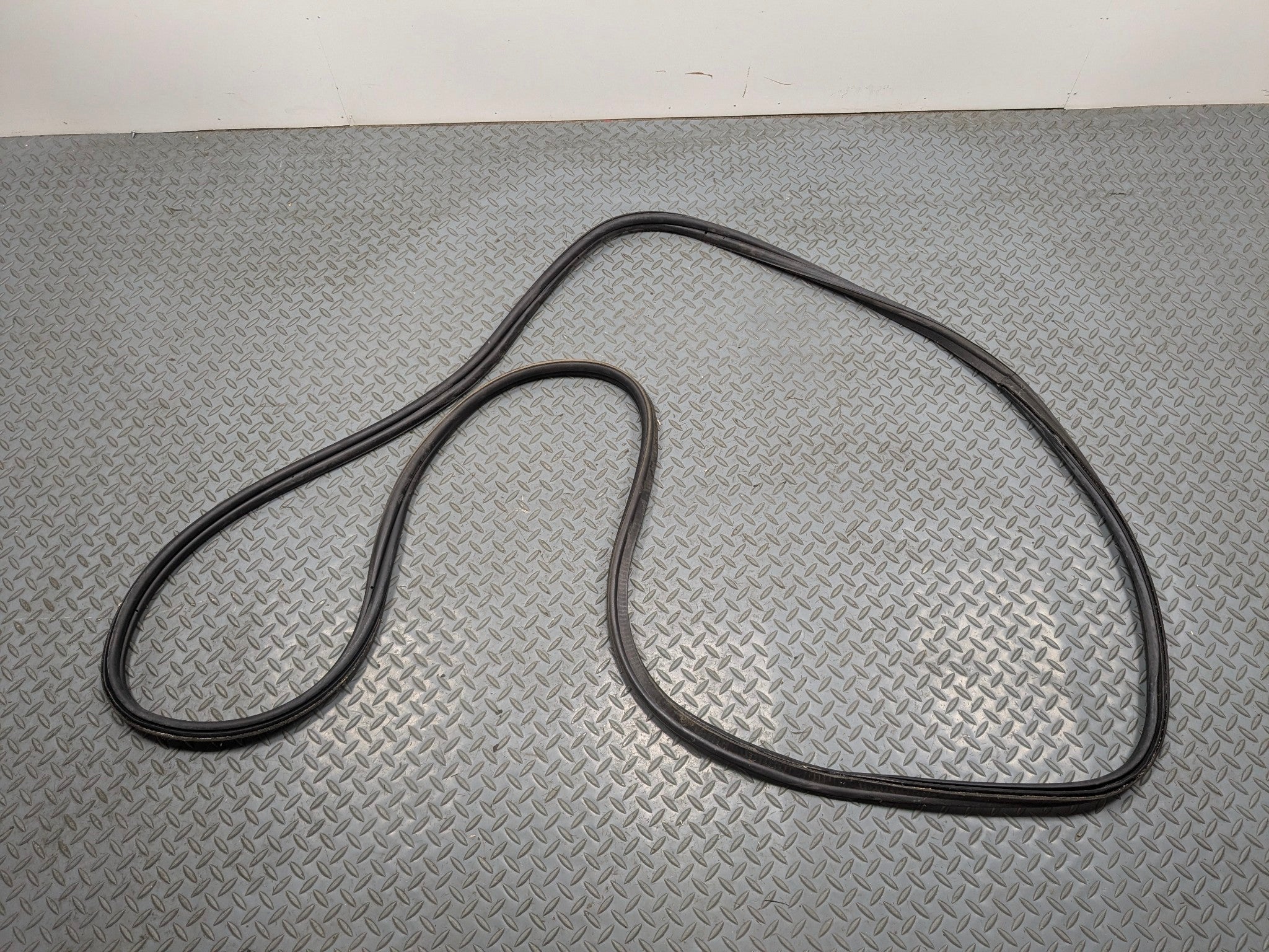 2010 - 2012 LAND ROVER RANGE ROVER OEM REAR TRUNK WEATHER STRIPPING RUBBER BLACK