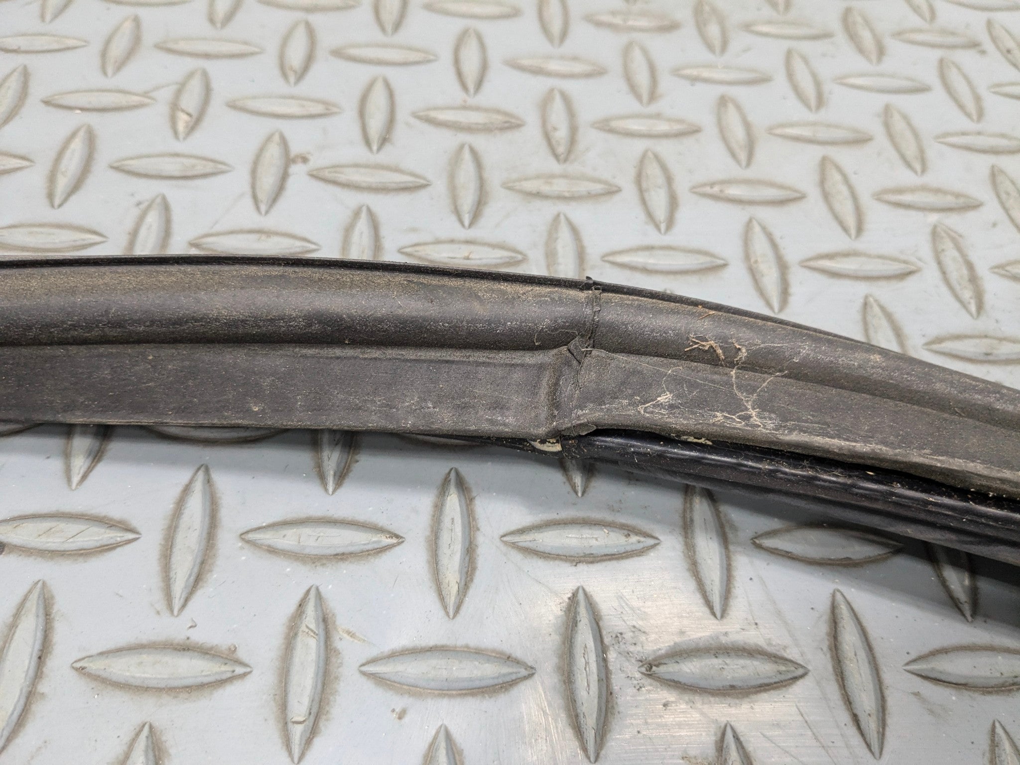 2010 - 2012 LAND ROVER RANGE ROVER OEM REAR TRUNK WEATHER STRIPPING RUBBER BLACK