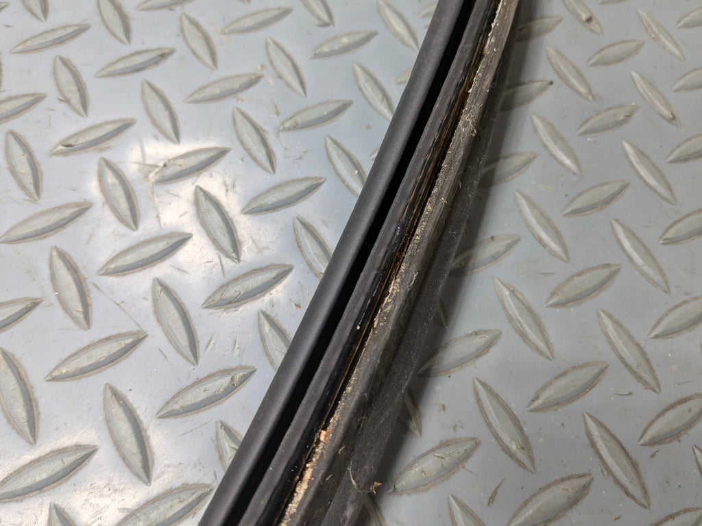 2010 - 2012 LAND ROVER RANGE ROVER OEM REAR TRUNK WEATHER STRIPPING RUBBER BLACK