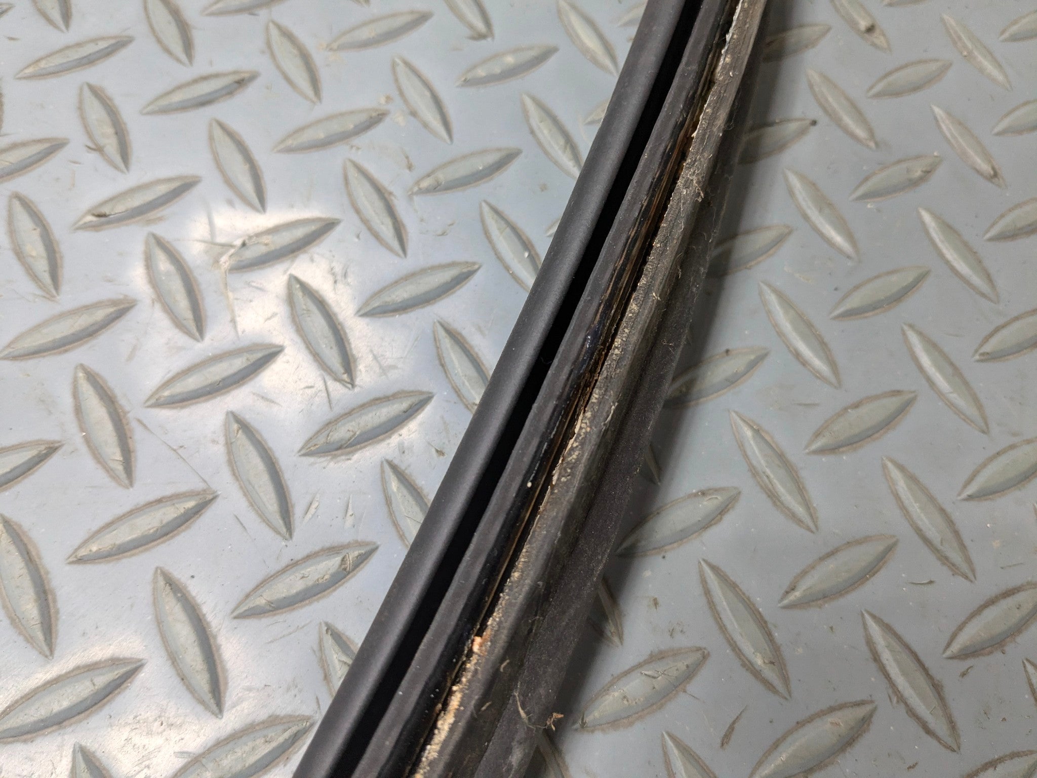 2010 - 2012 LAND ROVER RANGE ROVER OEM REAR TRUNK WEATHER STRIPPING RUBBER BLACK