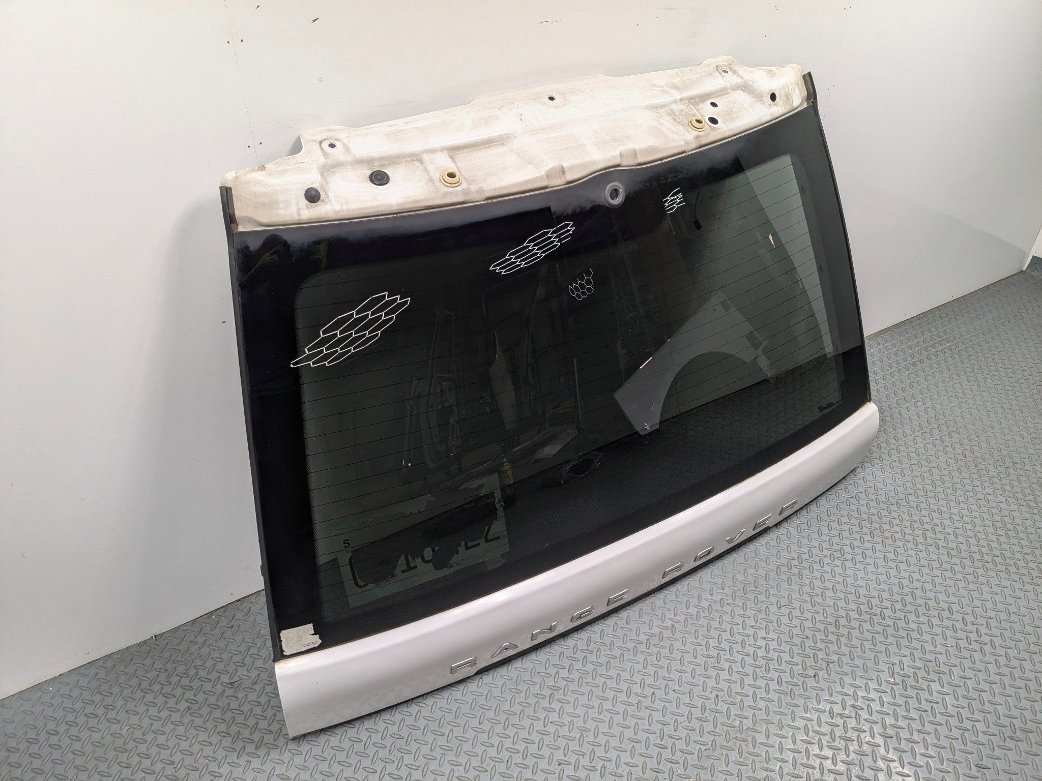10 - 12 LAND ROVER RANGE ROVER OEM UPPER TAILGATE SHELL PANEL WITH GLASS WHITE