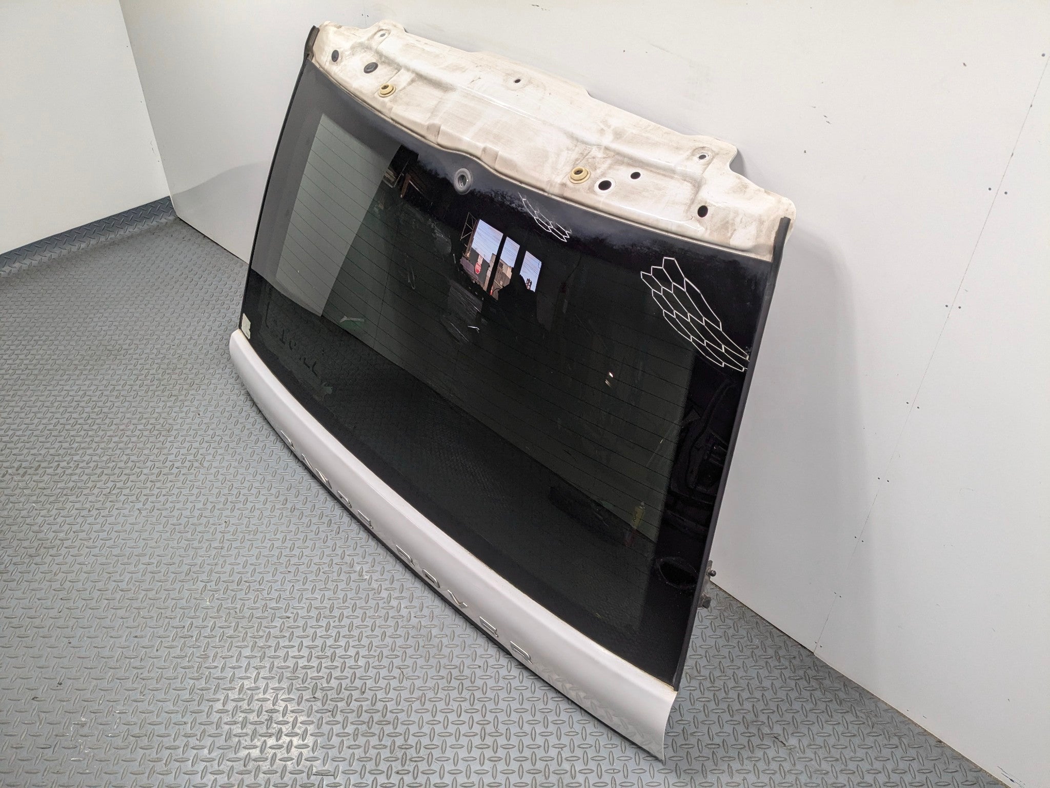10 - 12 LAND ROVER RANGE ROVER OEM UPPER TAILGATE SHELL PANEL WITH GLASS WHITE