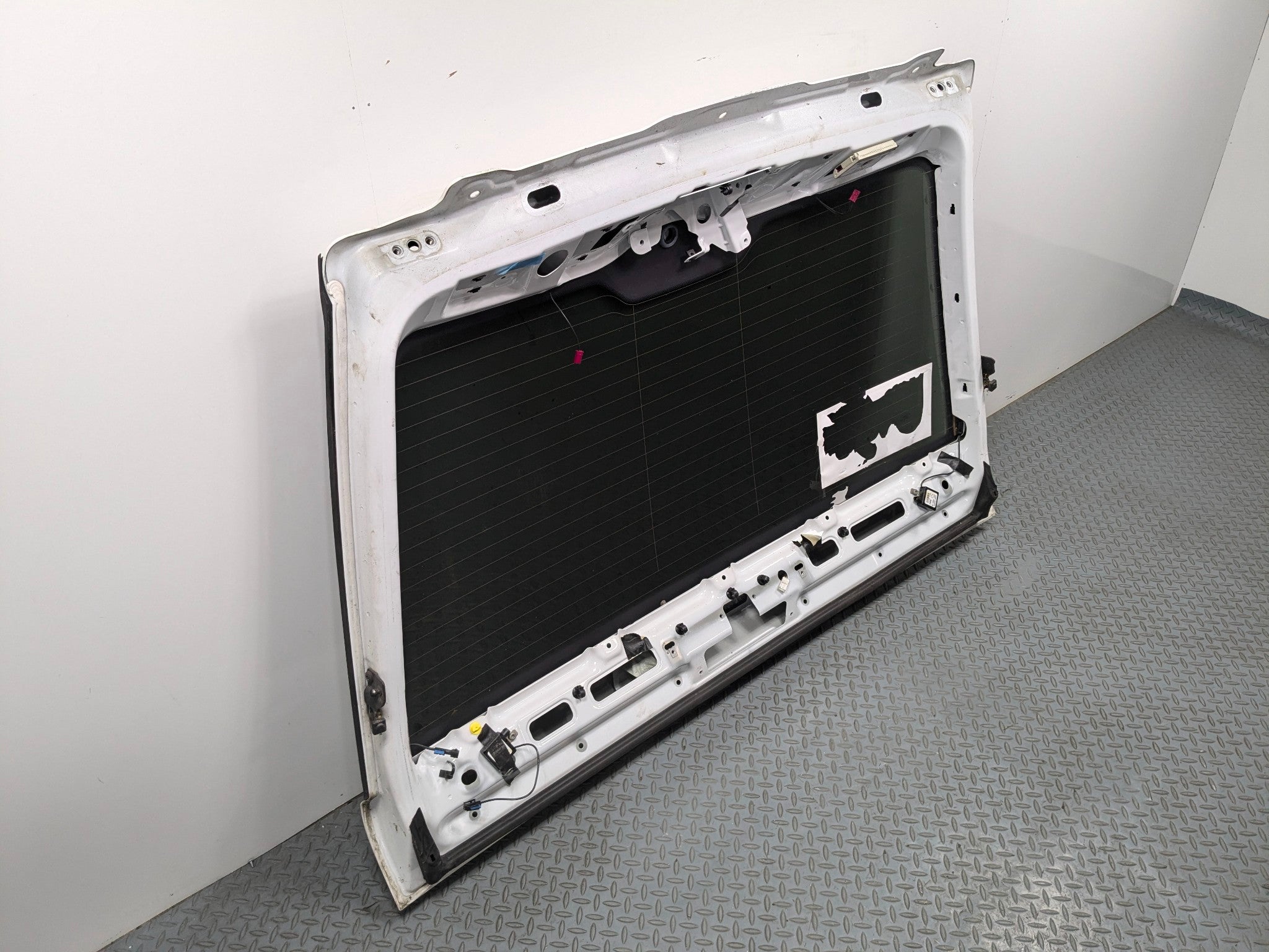 10 - 12 LAND ROVER RANGE ROVER OEM UPPER TAILGATE SHELL PANEL WITH GLASS WHITE