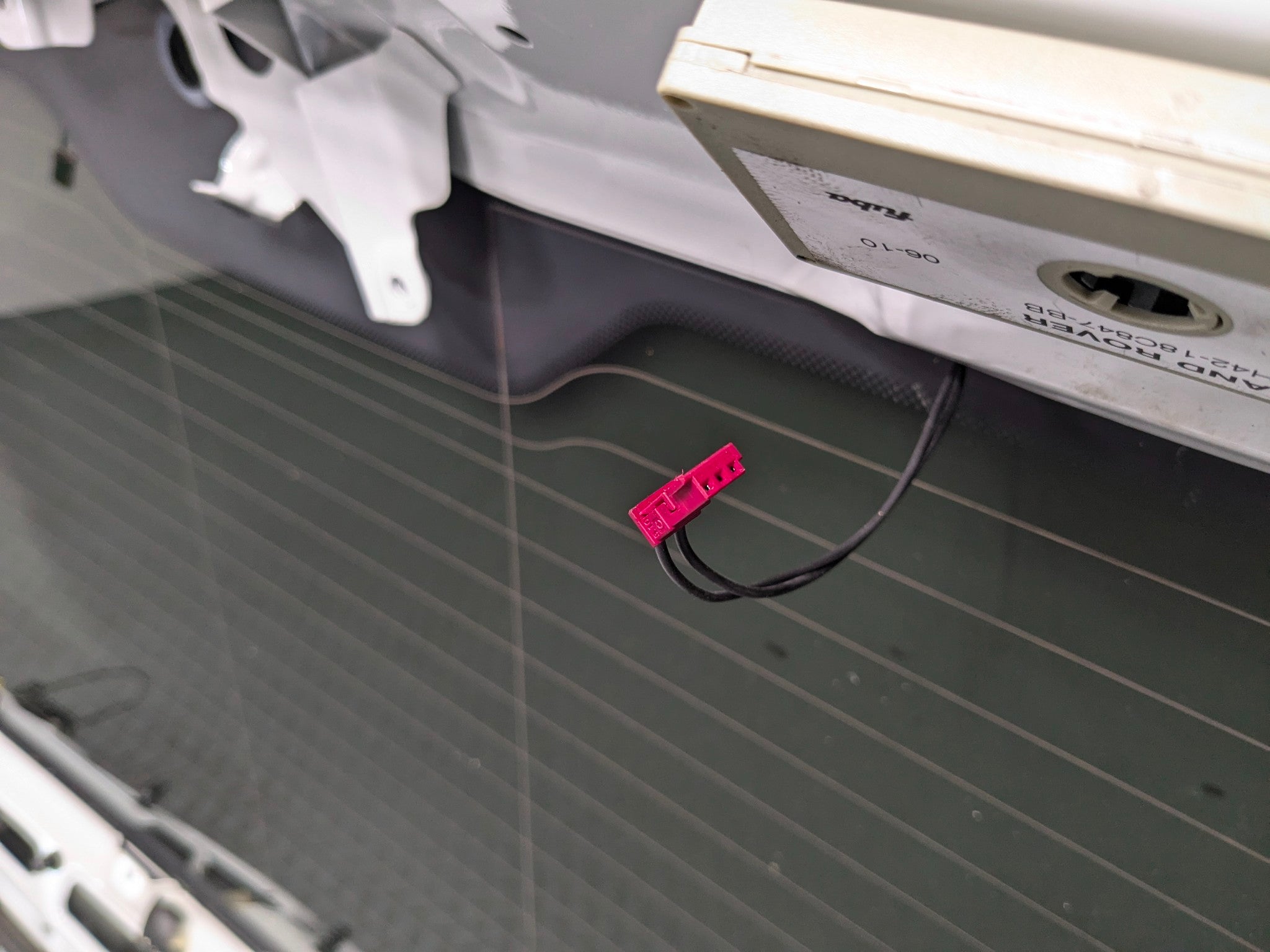 10 - 12 LAND ROVER RANGE ROVER OEM UPPER TAILGATE SHELL PANEL WITH GLASS WHITE