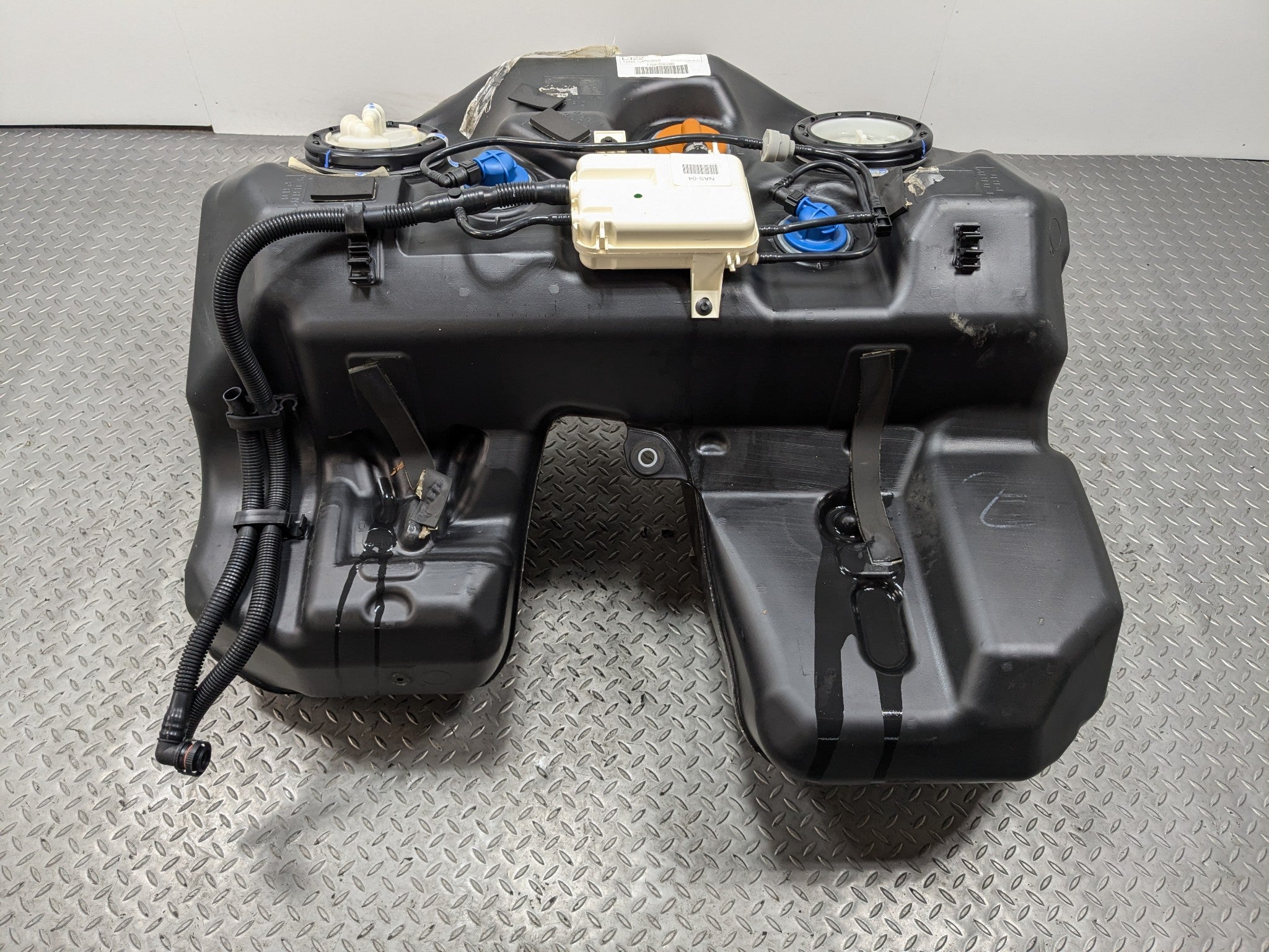 2010 - 2012 LAND ROVER RANGE ROVER OEM GASOLINE FUEL TANK RESERVIOR ASSEMBLY