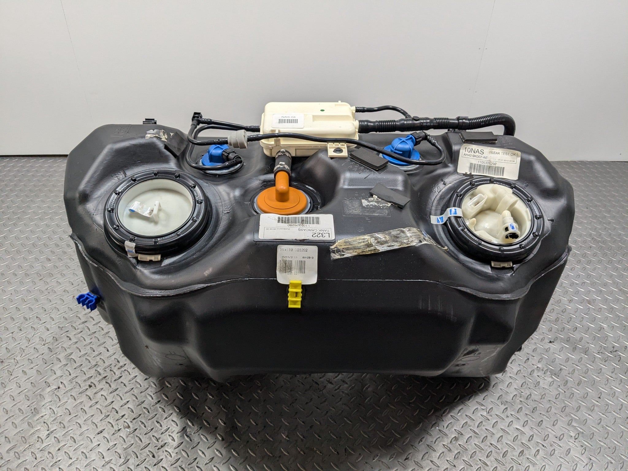 2010 - 2012 LAND ROVER RANGE ROVER OEM GASOLINE FUEL TANK RESERVIOR ASSEMBLY
