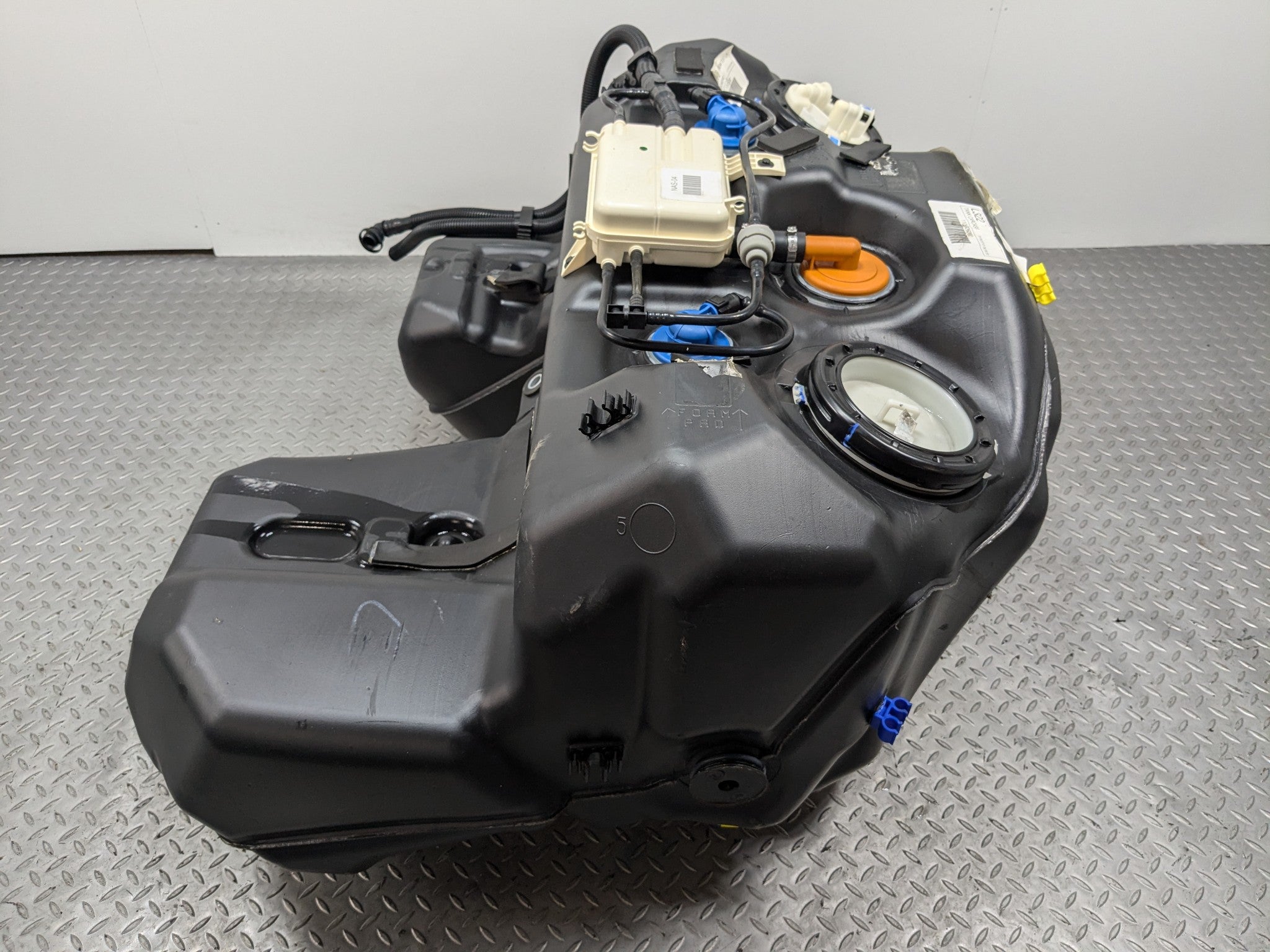 2010 - 2012 LAND ROVER RANGE ROVER OEM GASOLINE FUEL TANK RESERVIOR ASSEMBLY