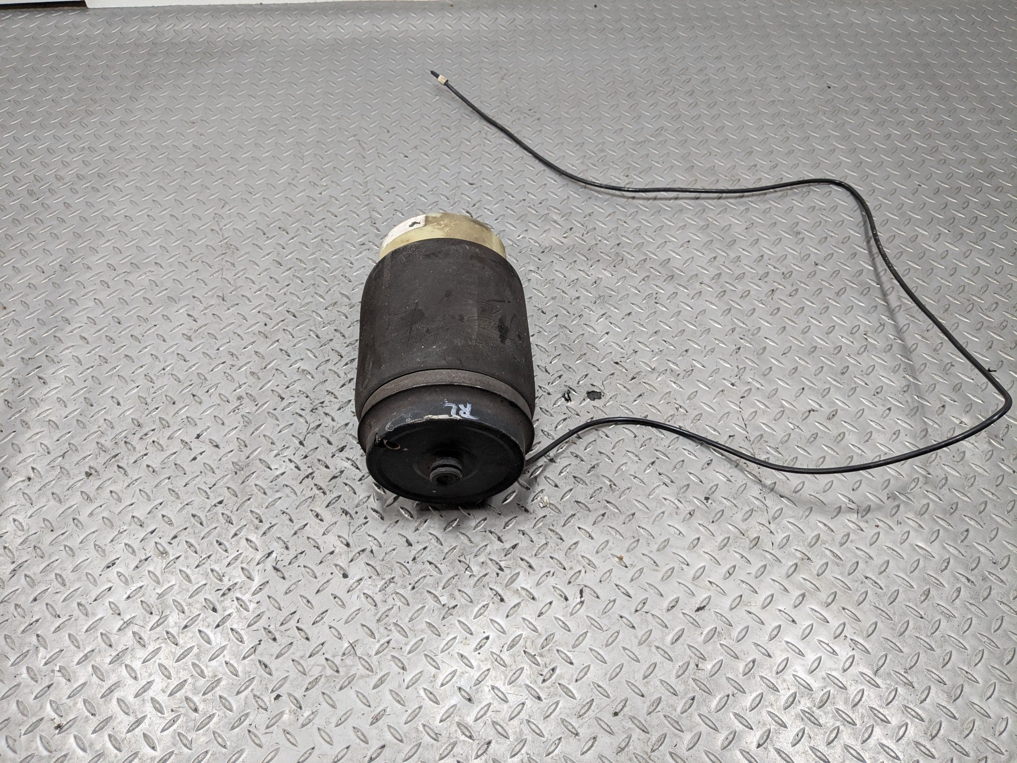 2010 - 2012 LAND ROVER RANGE ROVER OEM AIR SUSPENSION STRUT SPRING REAR LEFT