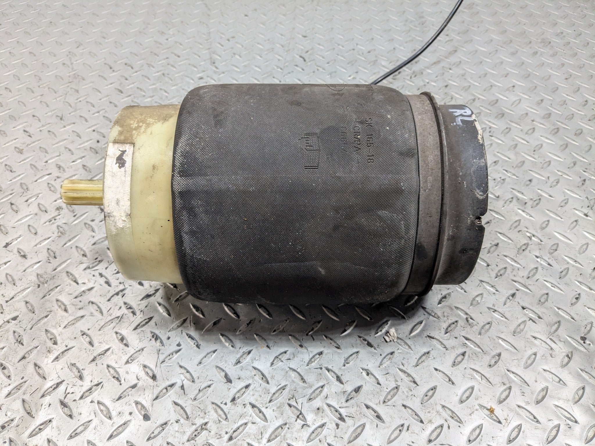 2010 - 2012 LAND ROVER RANGE ROVER OEM AIR SUSPENSION STRUT SPRING REAR LEFT