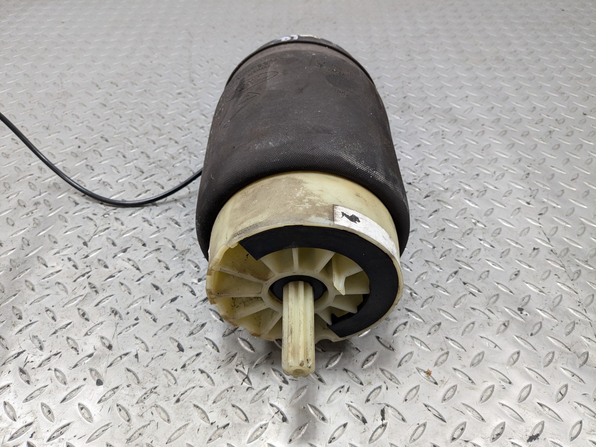 2010 - 2012 LAND ROVER RANGE ROVER OEM AIR SUSPENSION STRUT SPRING REAR LEFT