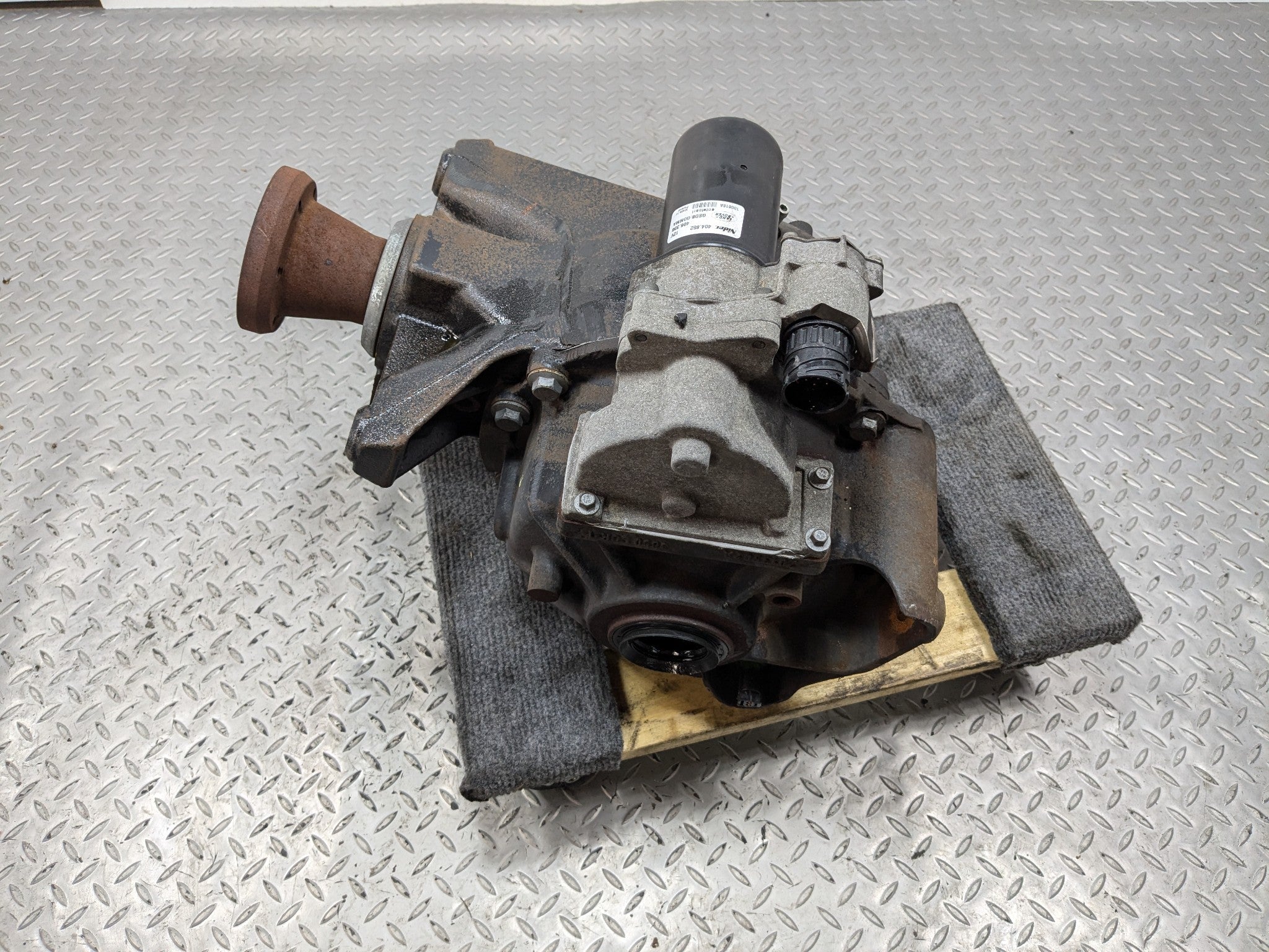 2010 - 2012 LAND ROVER RANGE ROVER OEM REAR DIFFERENTIAL AXLE CARRIER ASSEMBLY