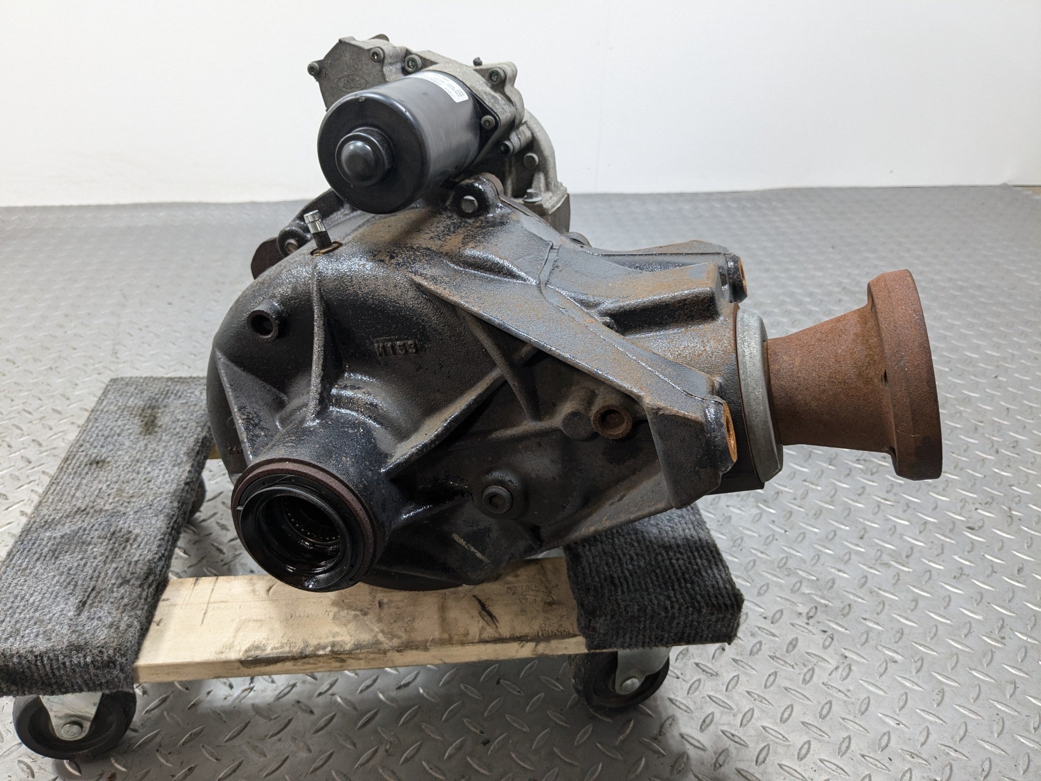 2010 - 2012 LAND ROVER RANGE ROVER OEM REAR DIFFERENTIAL AXLE CARRIER ASSEMBLY
