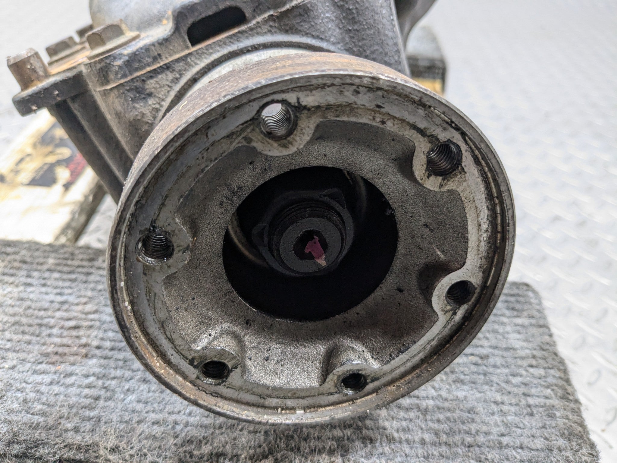 2010 - 2012 LAND ROVER RANGE ROVER OEM FRONT DIFFERENTIAL AXLE CARRIER ASSEMBLY