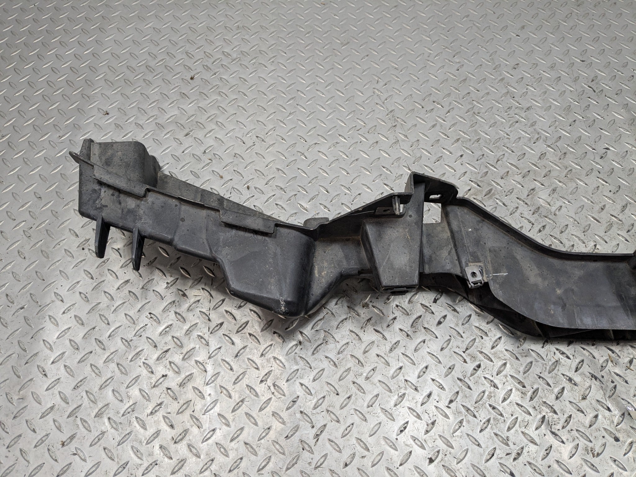 2010 - 2012 LAND ROVER RANGE ROVER OEM FRONT BUMPER UPPER SUPPORT MOUNT BRACKET