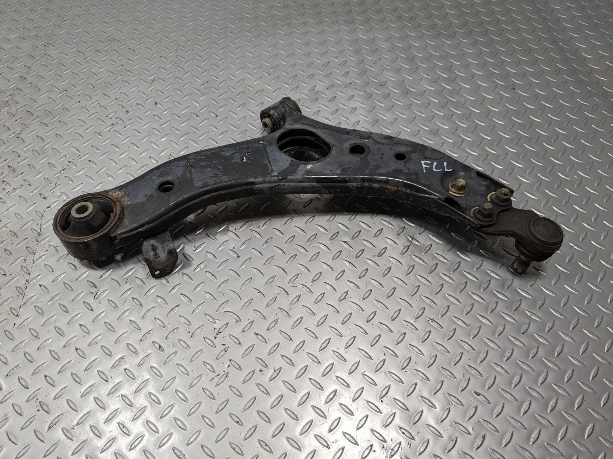 2013 - 2016 HYUNDAI SANTA FE OEM 3.3L LOWER CONTROL ARM FRONT LEFT DRIVER SIDE