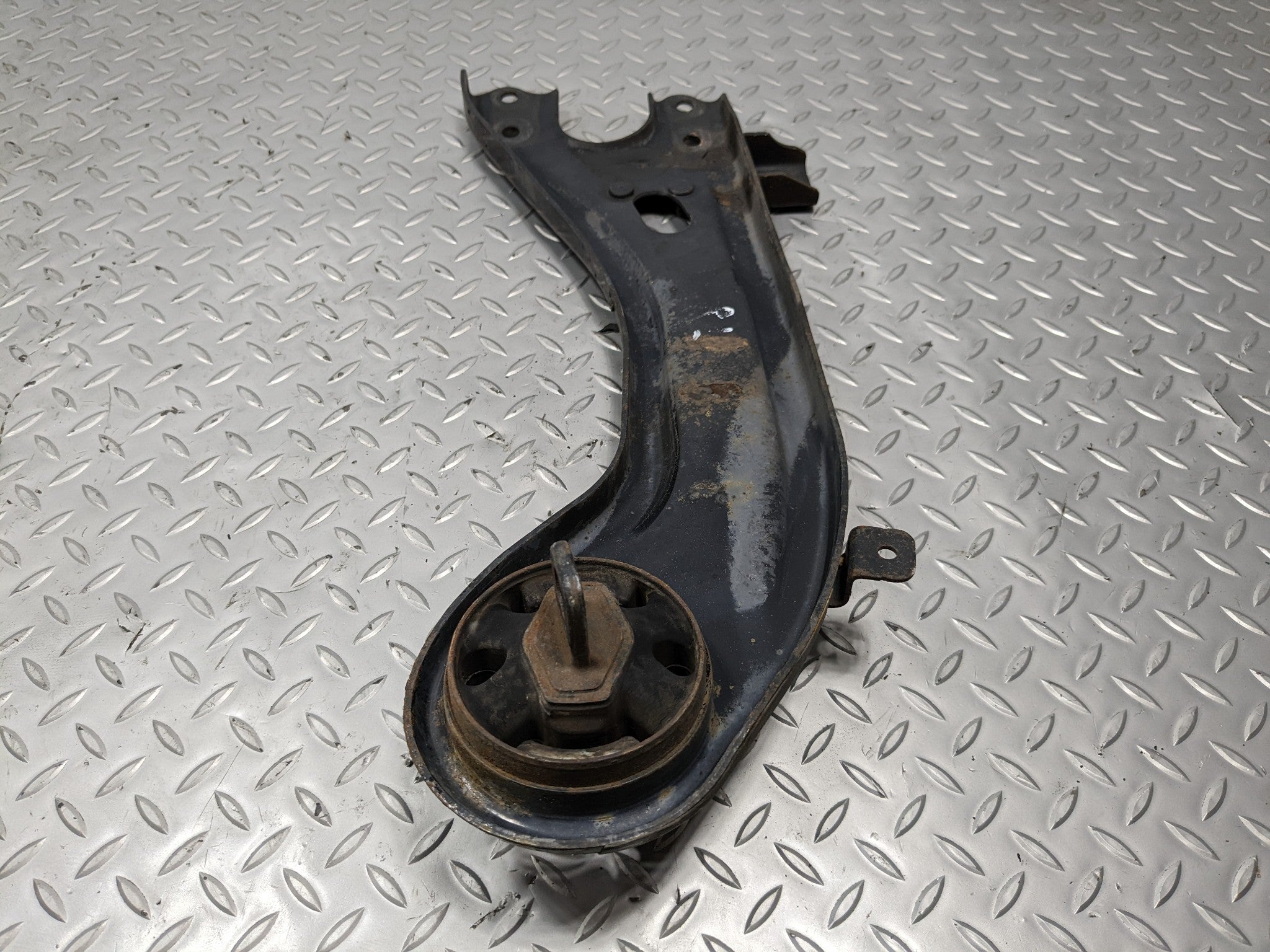 2013 - 2016 HYUNDAI SANTA FE OEM TRAILING LOWER CONTROL ARM REAR LEFT SIDE  3.3L