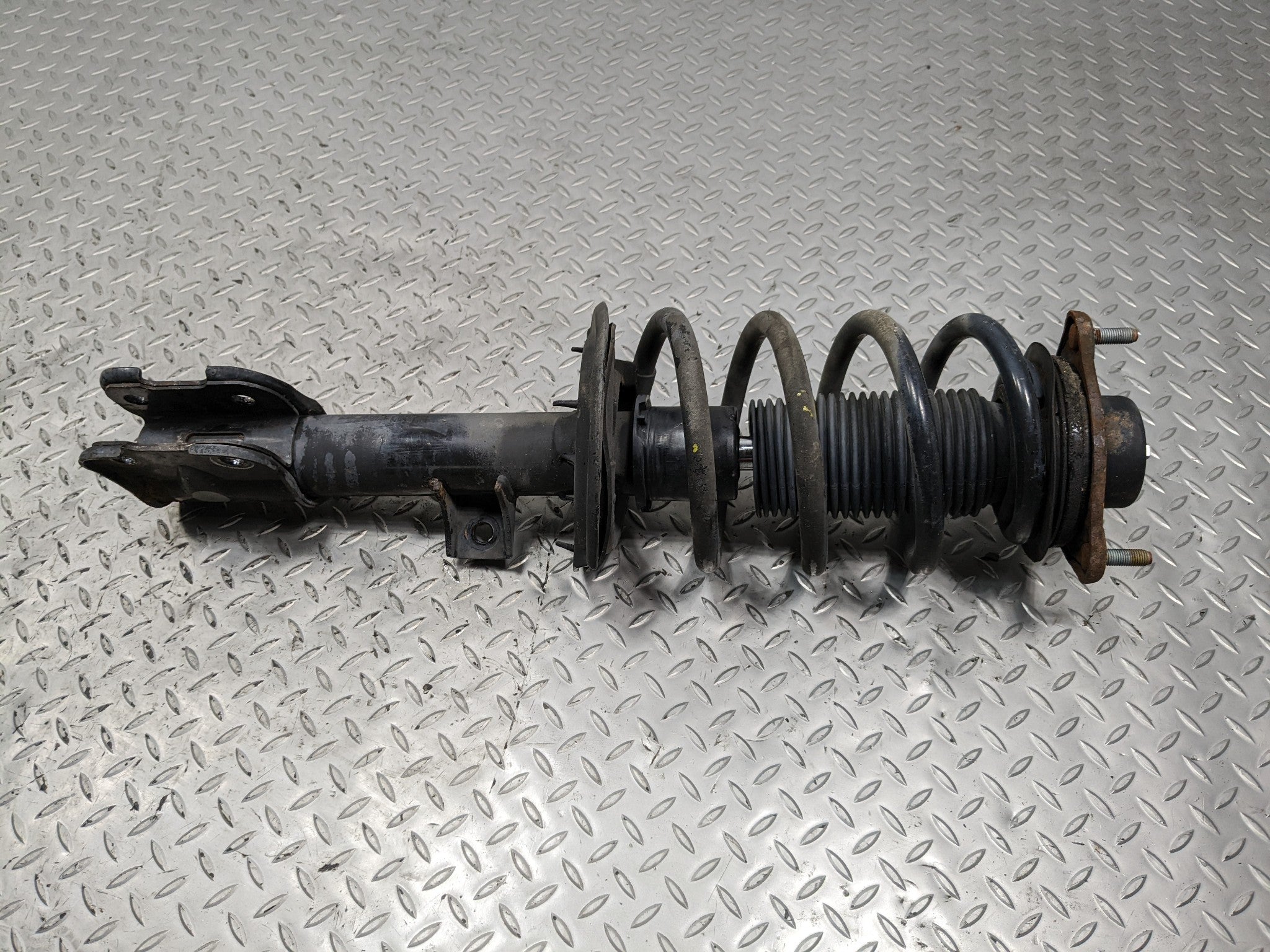 2013 - 2016 HYUNDAI SANTA FE OEM 3.3L LWB SUSPENSION SHOCK STRUT FRONT LEFT SIDE