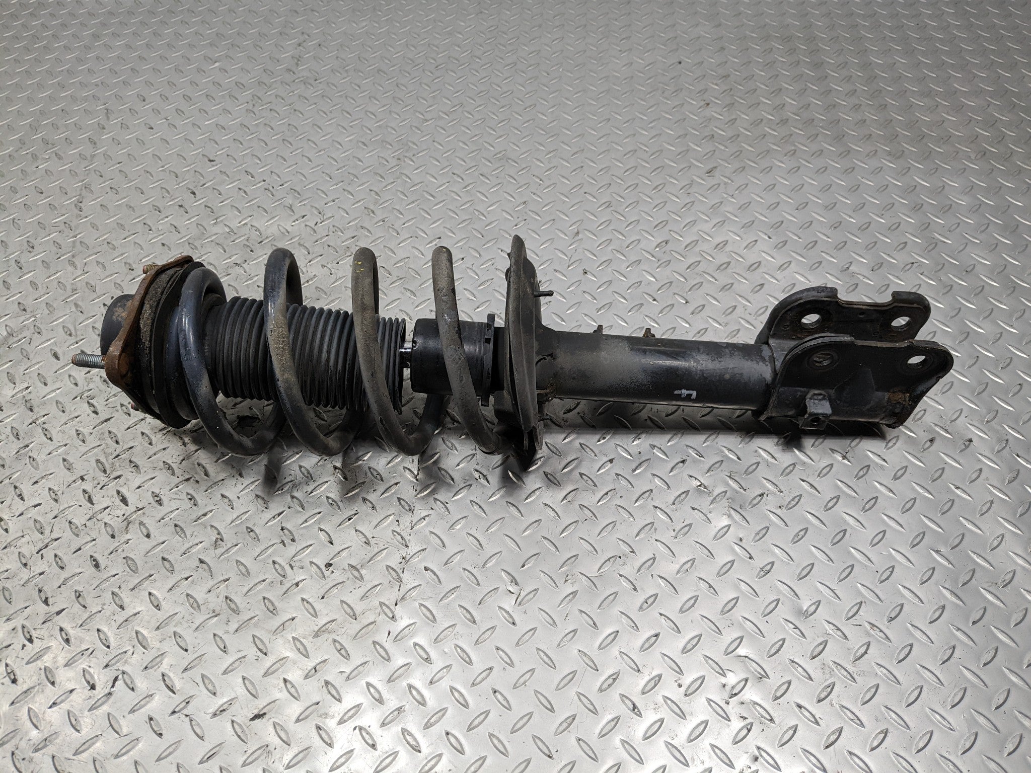 2013 - 2016 HYUNDAI SANTA FE OEM 3.3L LWB SUSPENSION SHOCK STRUT FRONT LEFT SIDE