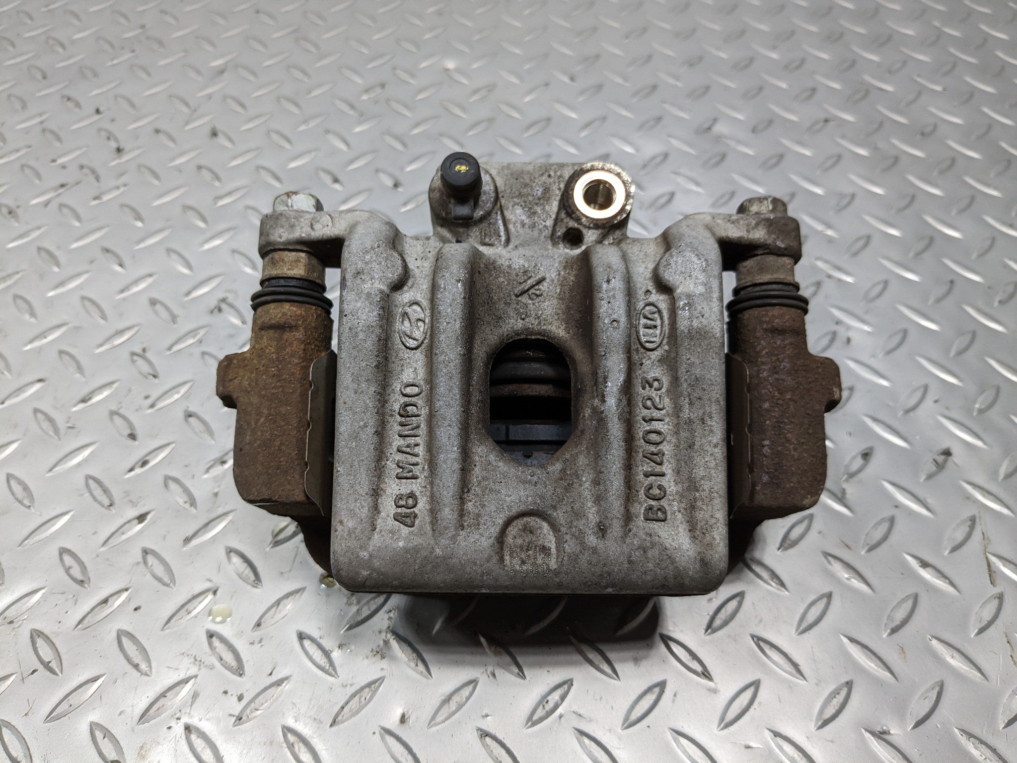 2013 - 2016 HYUNDAI SANTA FE OEM BRAKE CALIPER ASSEMBLY REAR LEFT DRIVER SIDE