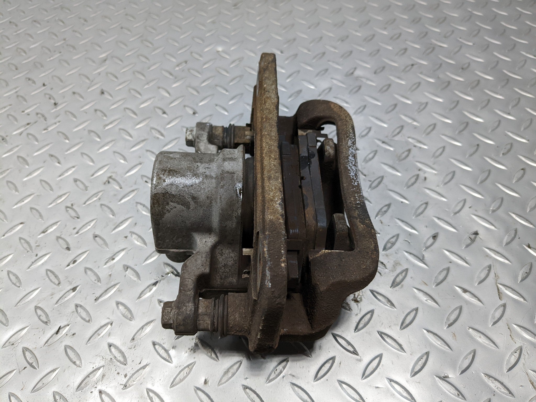 2013 - 2016 HYUNDAI SANTA FE OEM BRAKE CALIPER ASSEMBLY REAR LEFT DRIVER SIDE