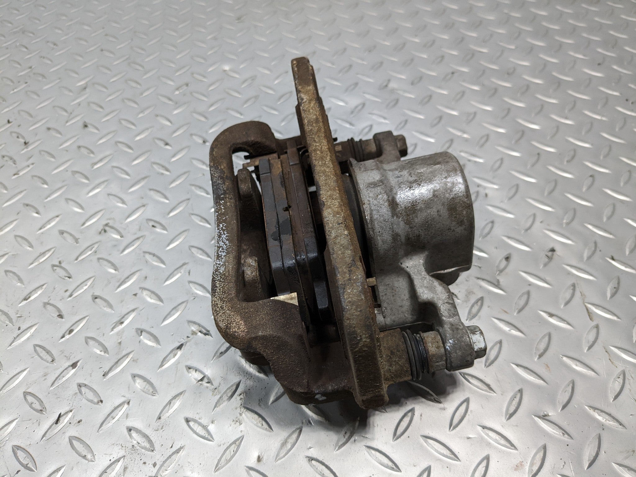 2013 - 2016 HYUNDAI SANTA FE OEM BRAKE CALIPER ASSEMBLY REAR LEFT DRIVER SIDE