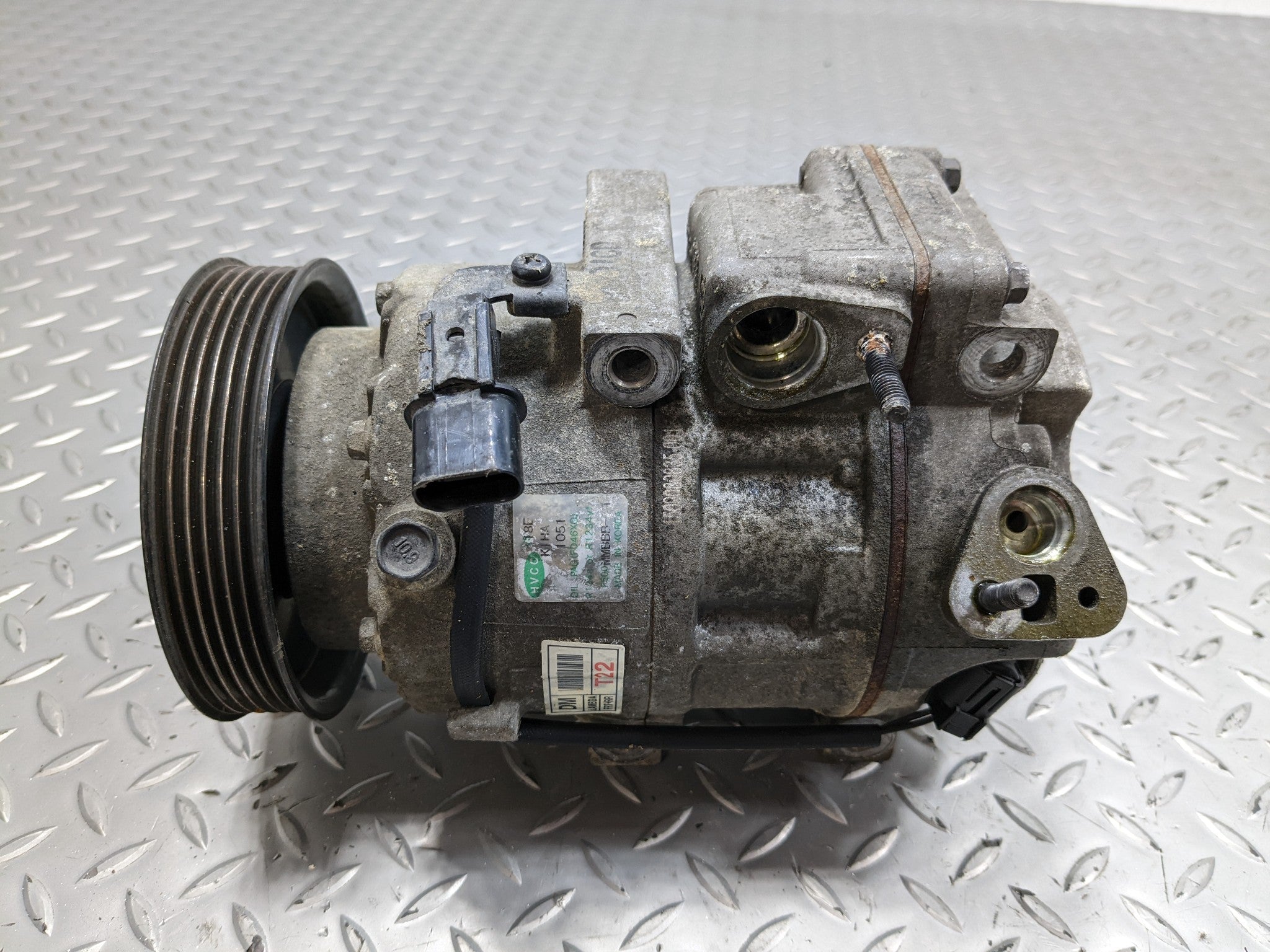 2013 - 2016 HYUNDAI SANTA FE OEM AIR CONDITIONING AC COMPRESSOR PUMP ASSEMBLY