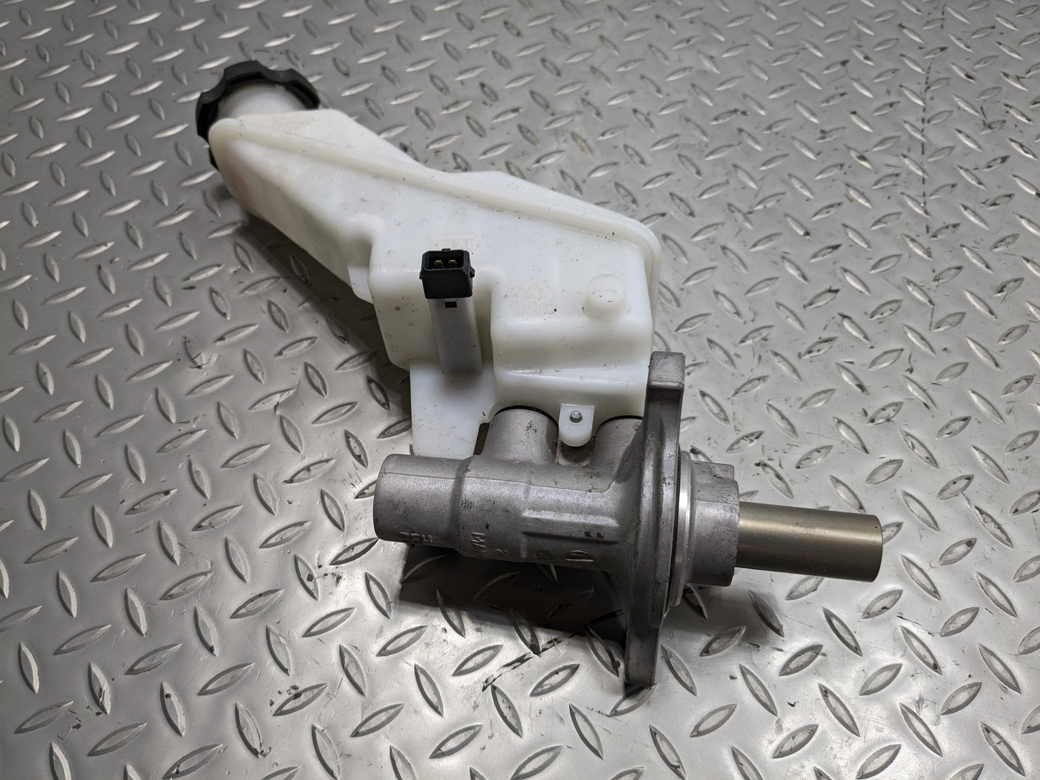 2013 - 2016 HYUNDAI SANTA FE OEM BRAKE MASTER CYLINDER WITH RESERVOIR ASSEMBLY