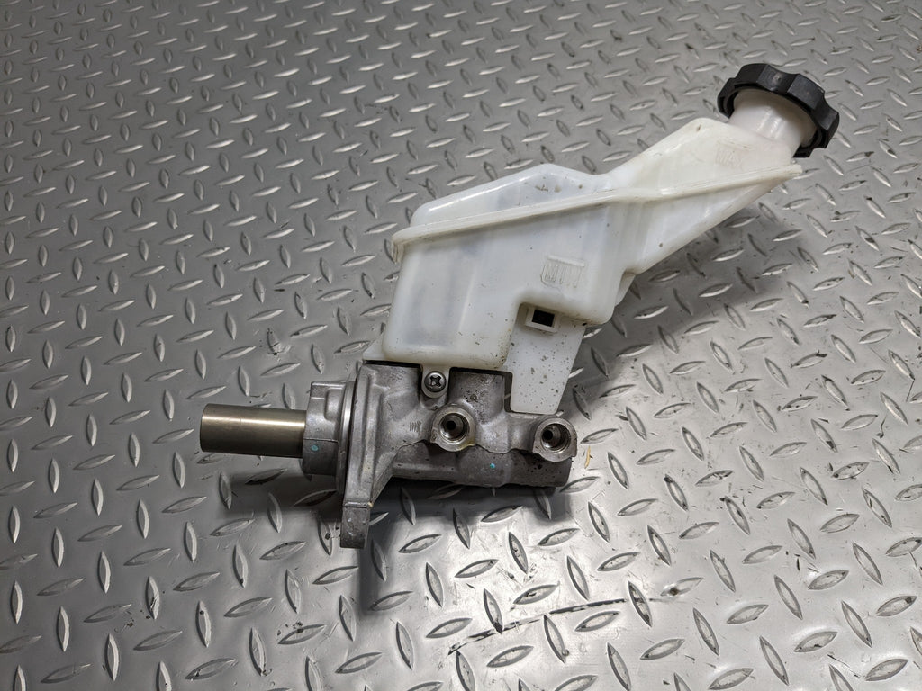 2013 - 2016 HYUNDAI SANTA FE OEM BRAKE MASTER CYLINDER WITH RESERVOIR ASSEMBLY