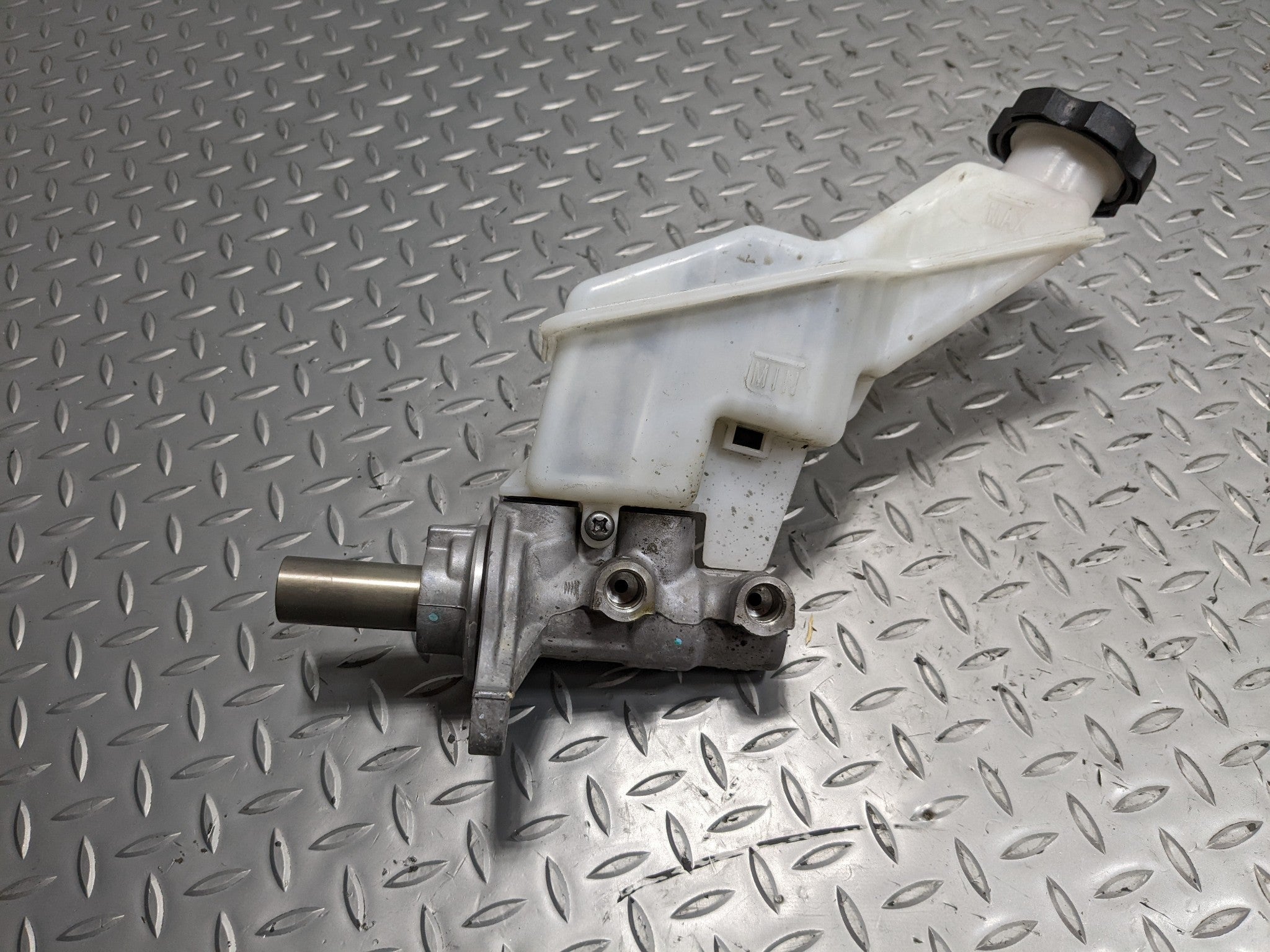 2013 - 2016 HYUNDAI SANTA FE OEM BRAKE MASTER CYLINDER WITH RESERVOIR ASSEMBLY