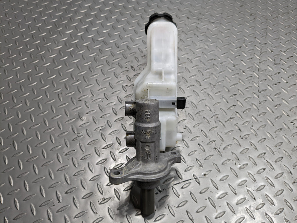 2013 - 2016 HYUNDAI SANTA FE OEM BRAKE MASTER CYLINDER WITH RESERVOIR ASSEMBLY