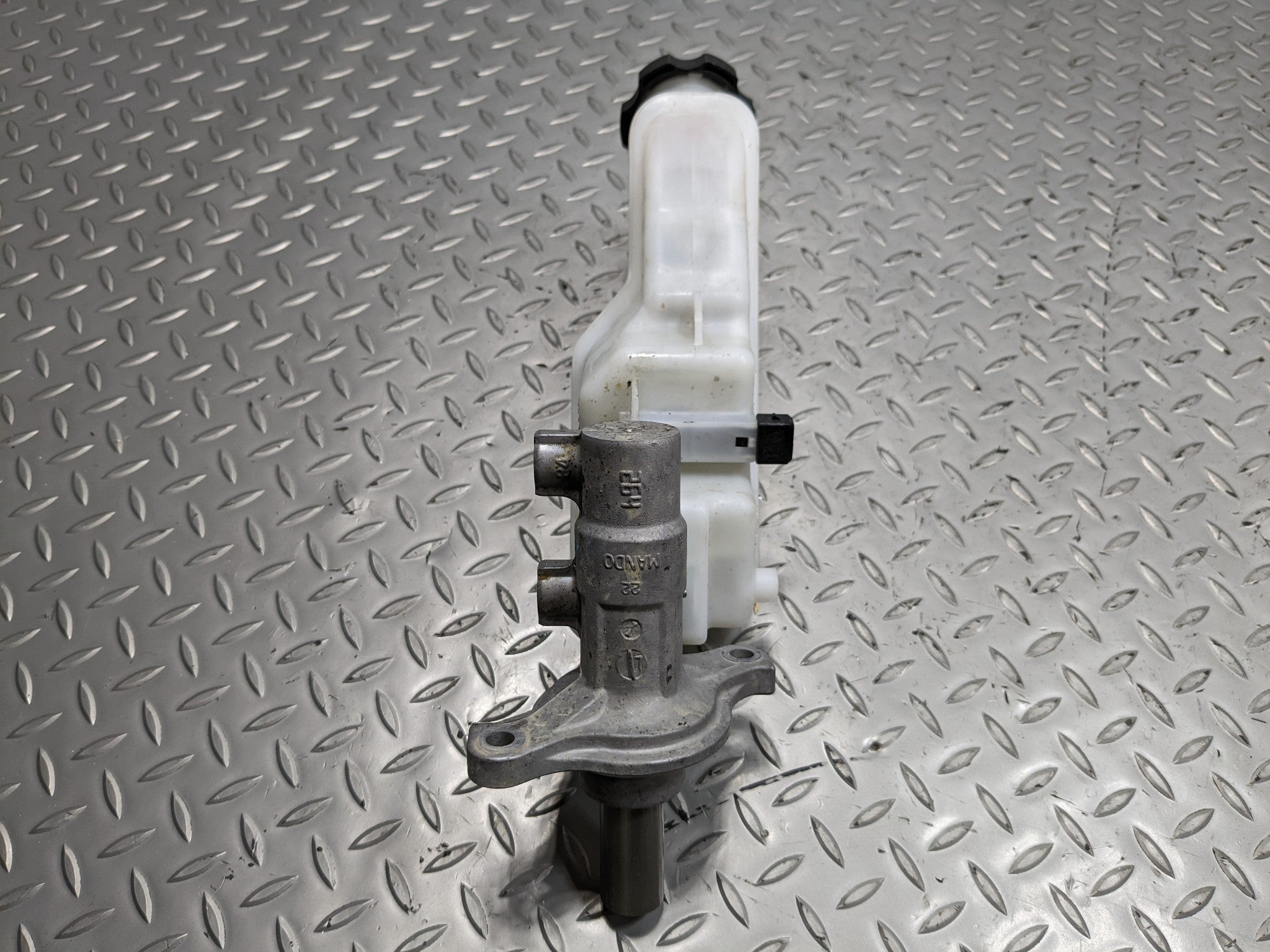 2013 - 2016 HYUNDAI SANTA FE OEM BRAKE MASTER CYLINDER WITH RESERVOIR ASSEMBLY