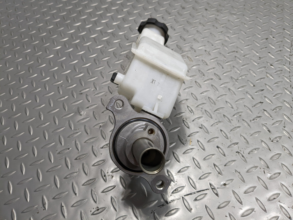 2013 - 2016 HYUNDAI SANTA FE OEM BRAKE MASTER CYLINDER WITH RESERVOIR ASSEMBLY