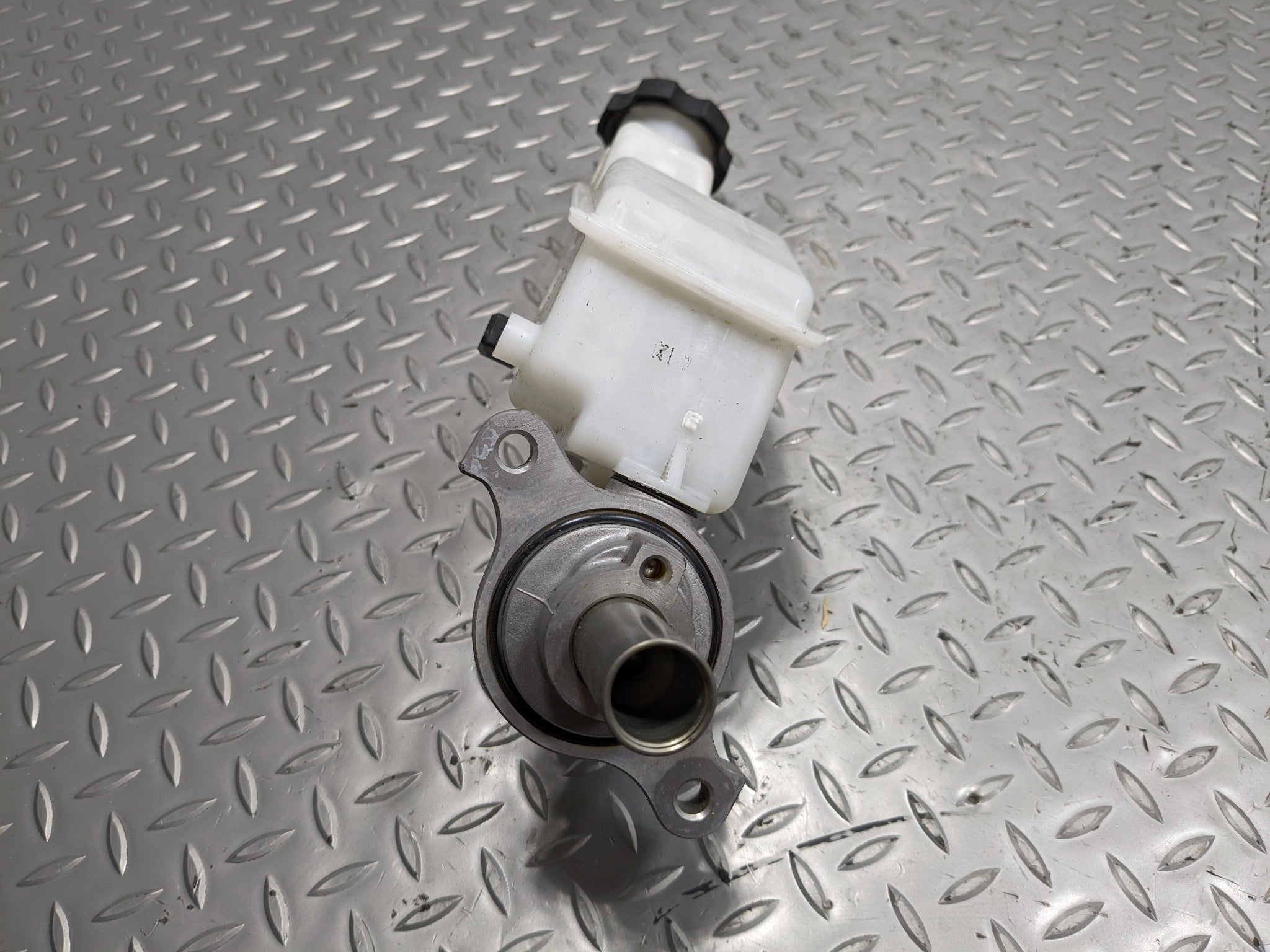 2013 - 2016 HYUNDAI SANTA FE OEM BRAKE MASTER CYLINDER WITH RESERVOIR ASSEMBLY