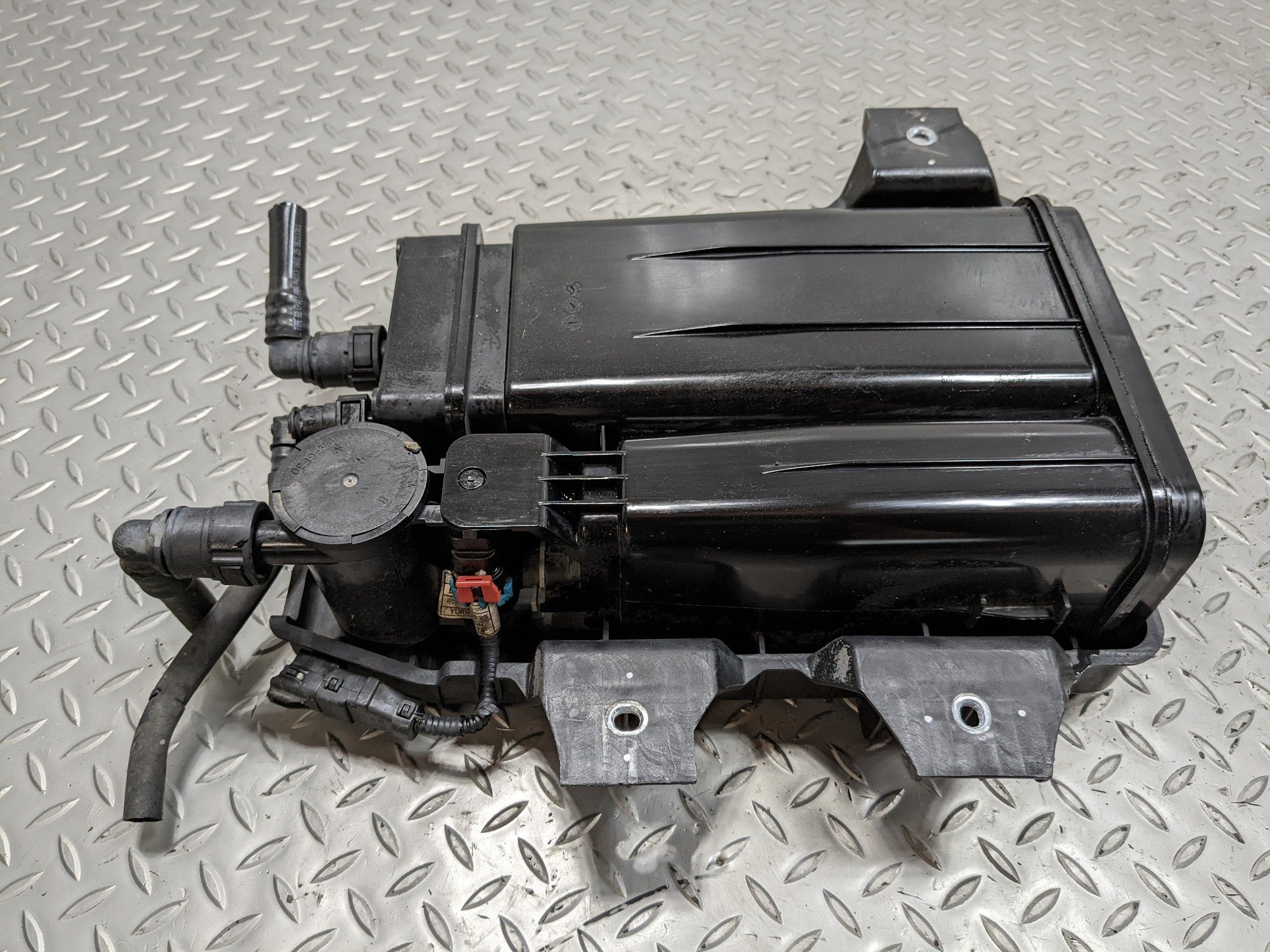 2013 - 2016 HYUNDAI SANTA FE OEM FUEL VAPOR EVAPORATOR CANISTER ASSEMBLY